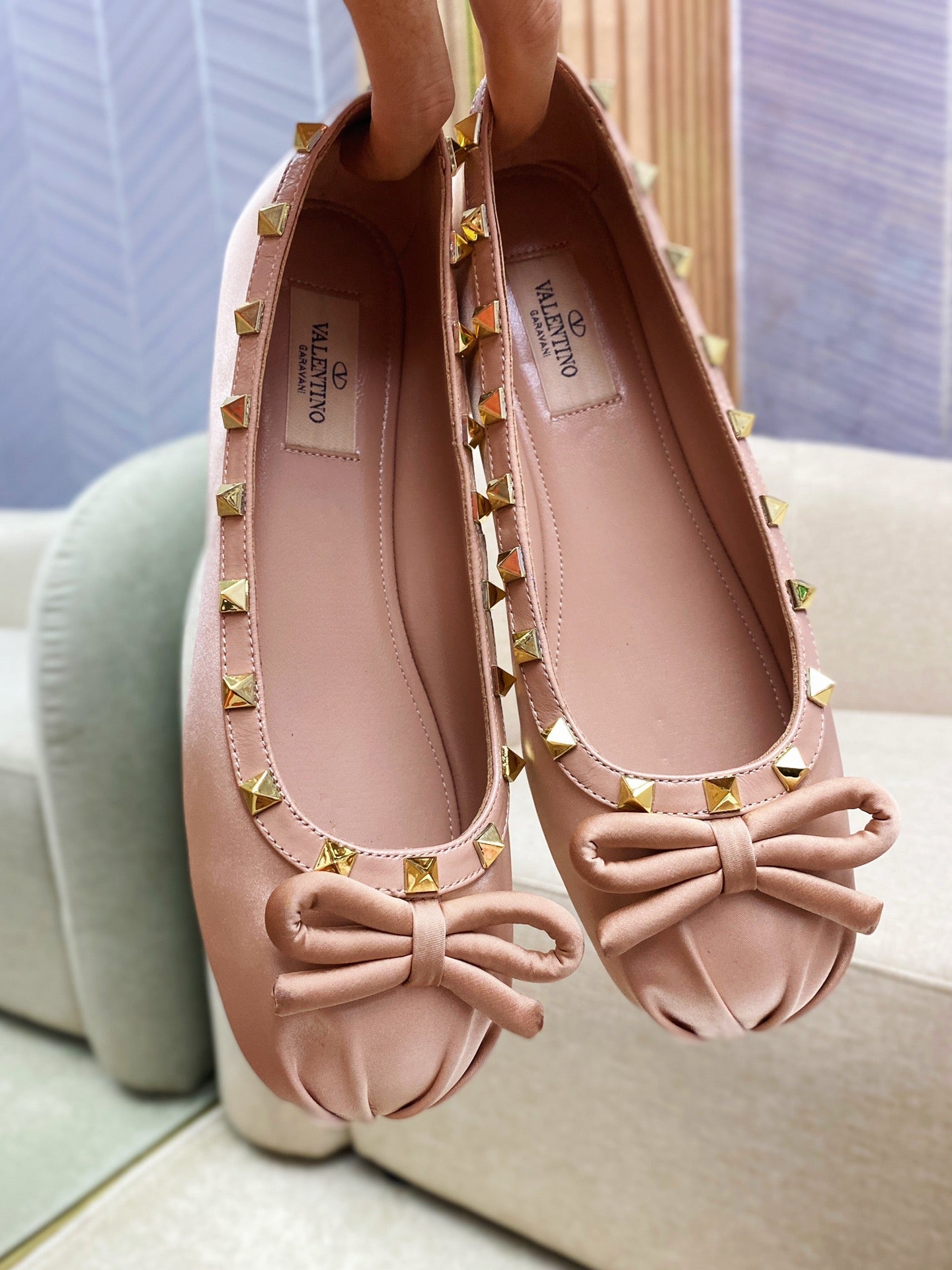 ROCKSTUD PATENT LEATHER BALLERINA IN LIGHT PINK SILK