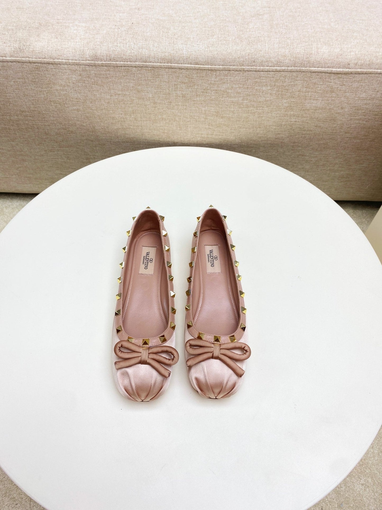 ROCKSTUD PATENT LEATHER BALLERINA IN LIGHT PINK SILK