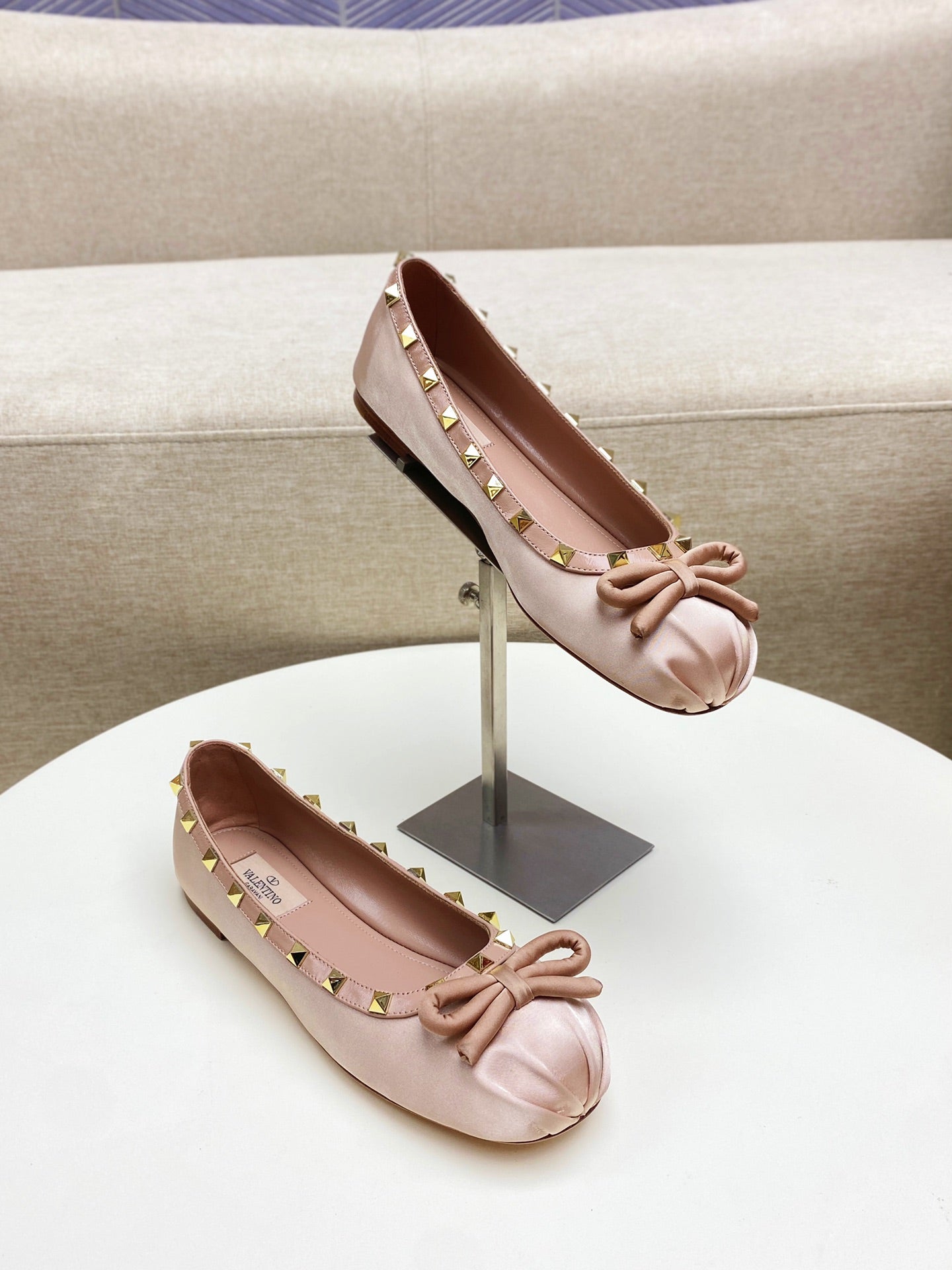 ROCKSTUD PATENT LEATHER BALLERINA IN LIGHT PINK SILK