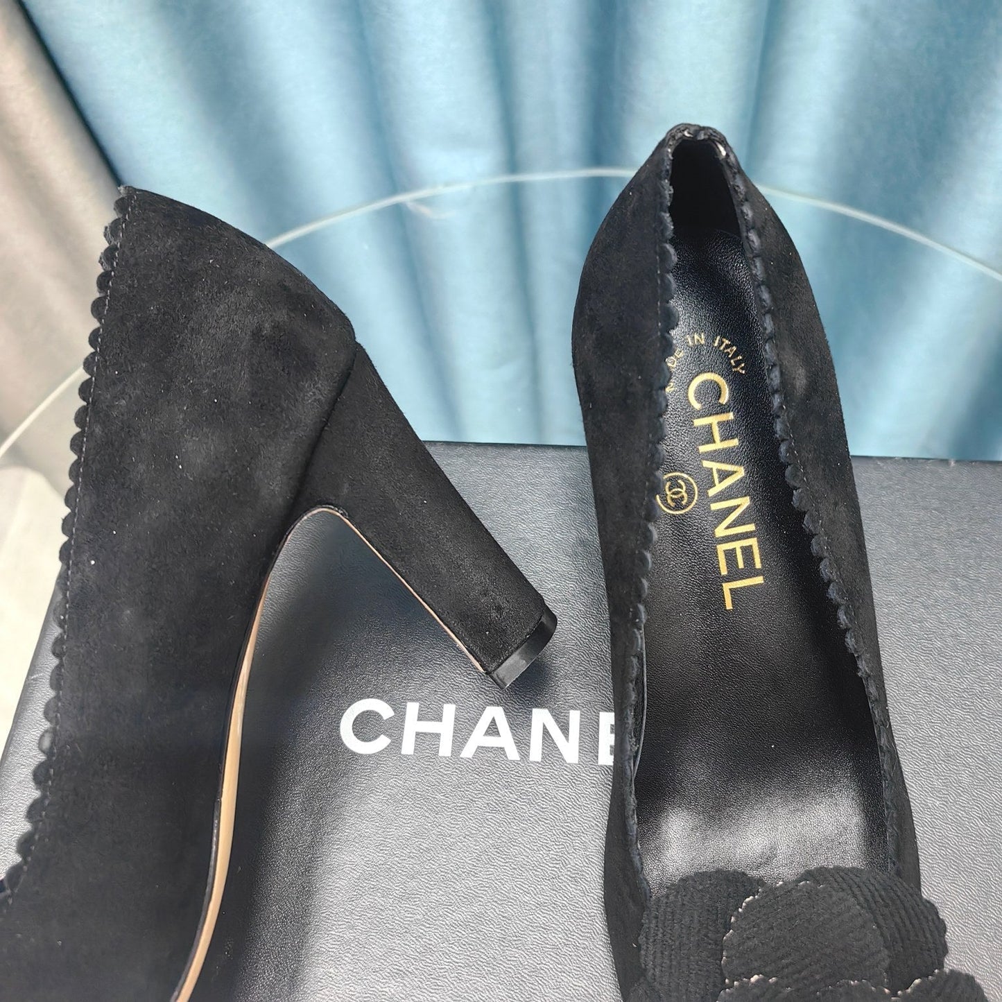 CC HIGH HEELS 80 MM IN BLACK SUEDE AND CALFSKIN WITH FLOWER