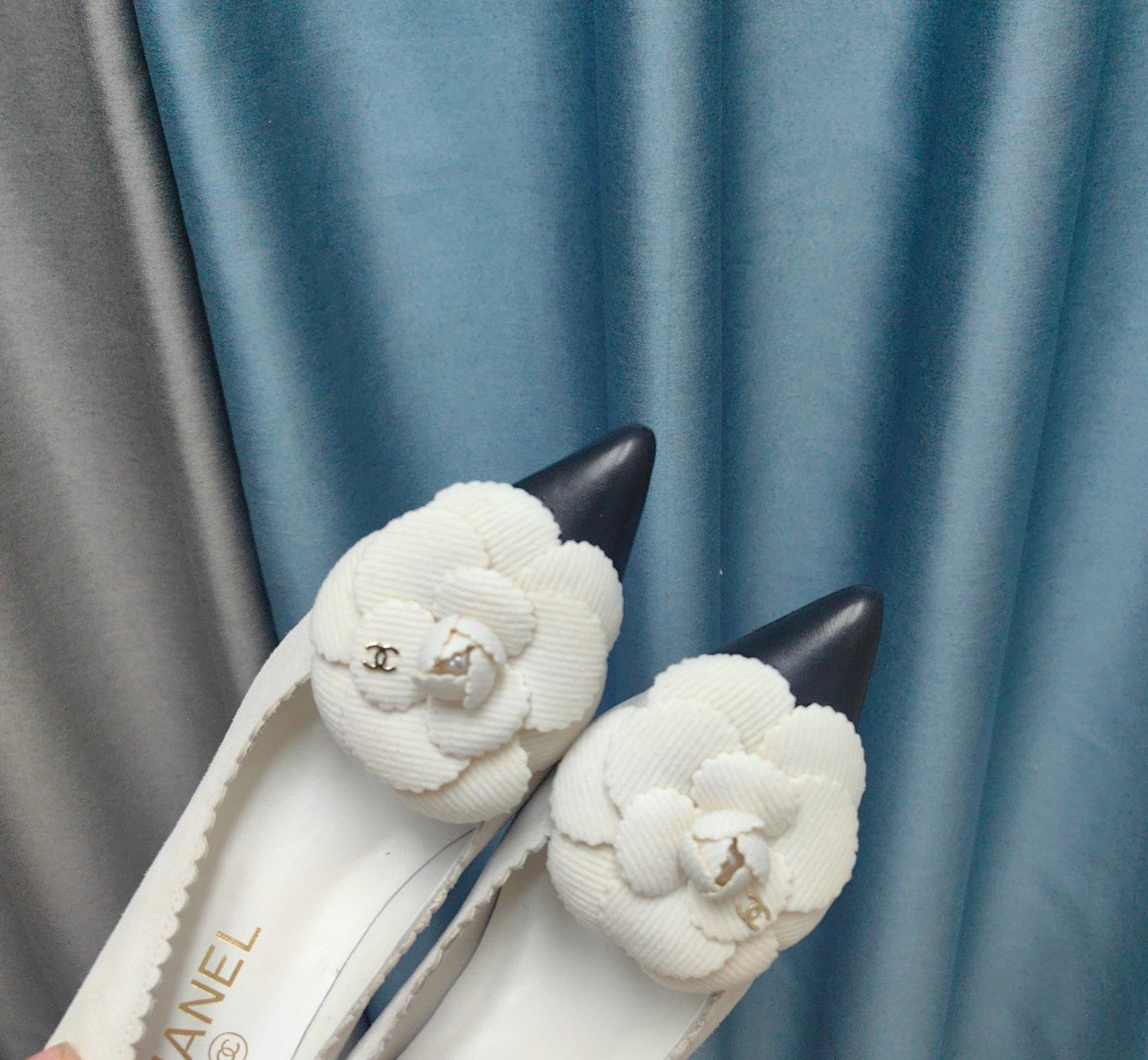 CC HIGH HEELS 80 MM IN WHITE SUEDE AND BLACK CALFSKIN WITH FLOWER