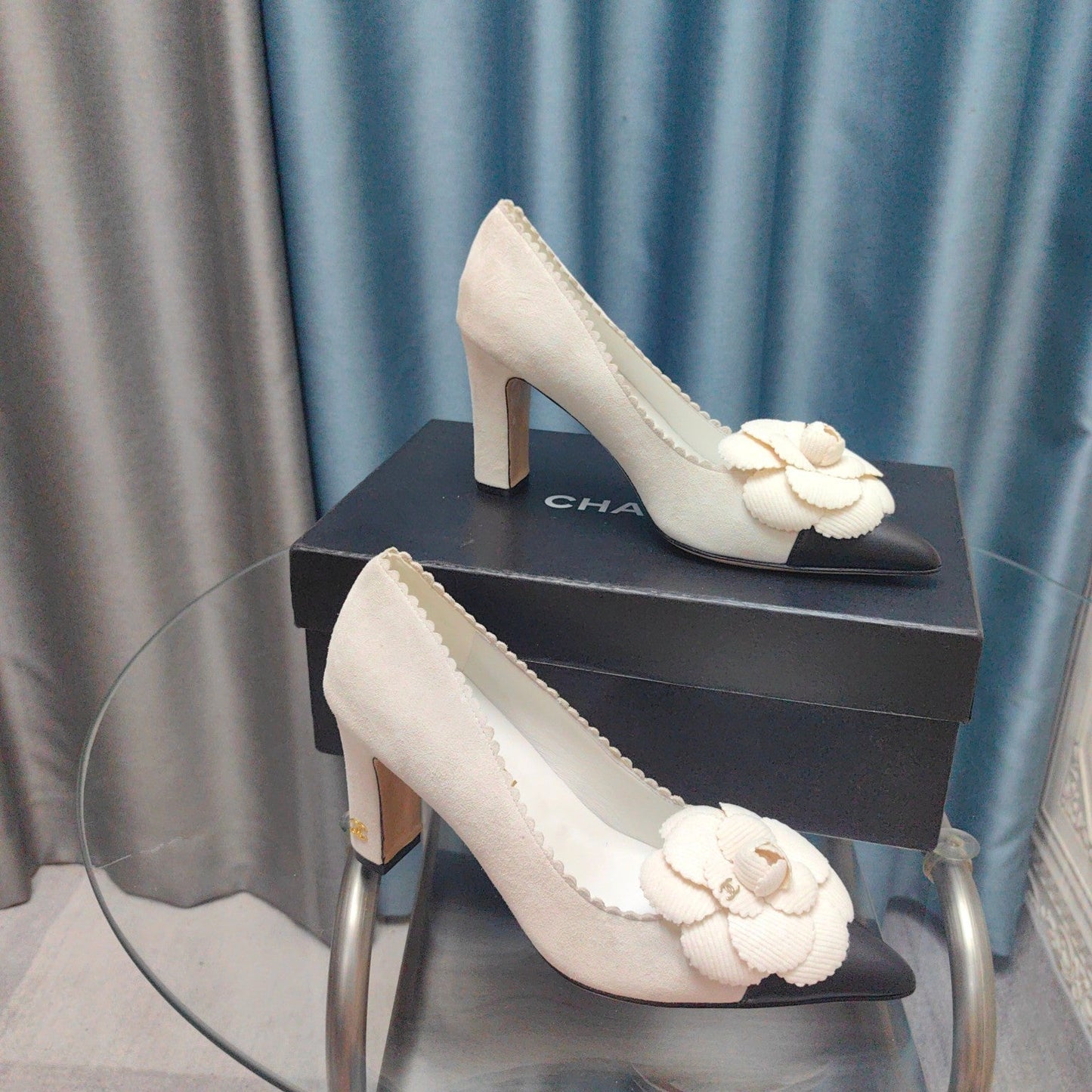 CC HIGH HEELS 80 MM IN WHITE SUEDE AND BLACK CALFSKIN WITH FLOWER