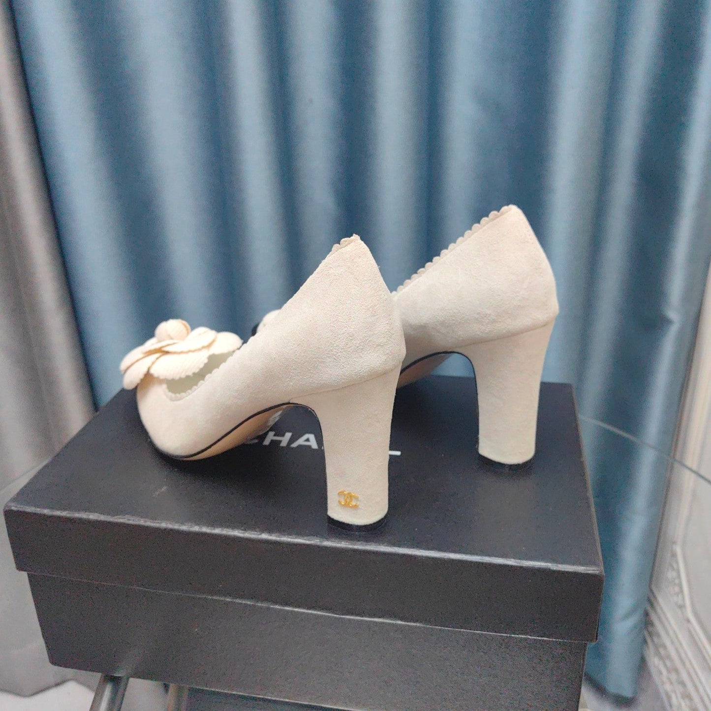 CC HIGH HEELS 80 MM IN WHITE SUEDE AND BLACK CALFSKIN WITH FLOWER