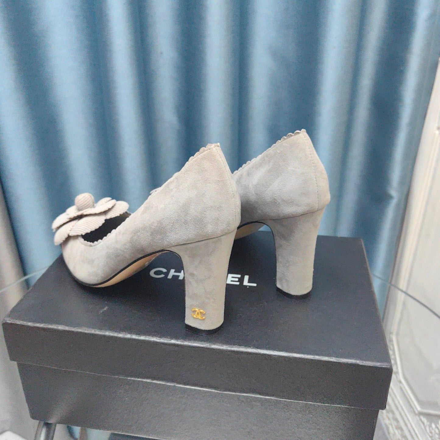 CC HIGH HEELS 80 MM IN SPANISH GRAY SUEDE AND BLACK CALFSKIN WITH FLOWER