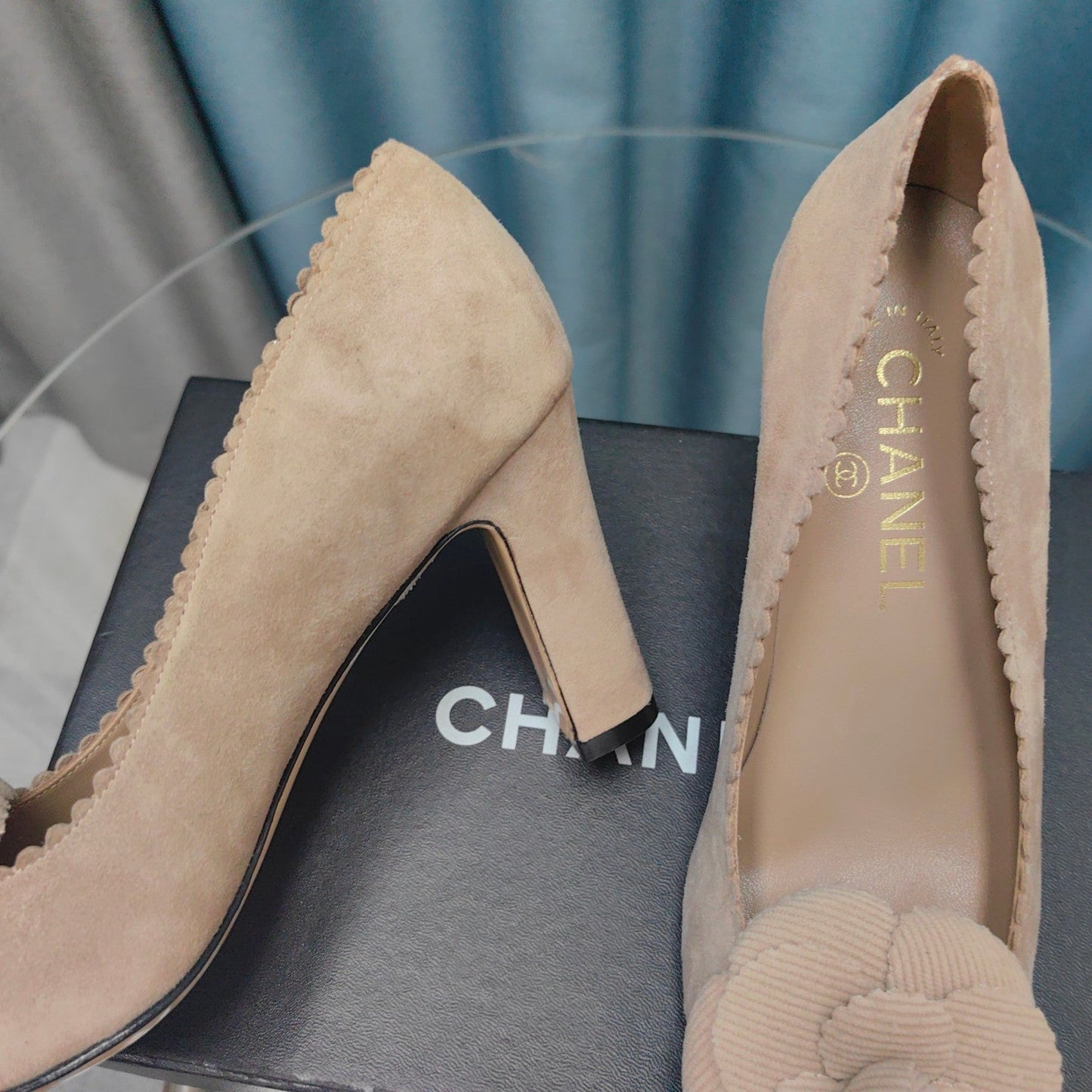 CC HIGH HEELS 80 MM IN TAN BEIGE SUEDE AND BLACK CALFSKIN WITH FLOWER