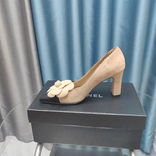 CC HIGH HEELS 80 MM IN TAN BEIGE SUEDE AND BLACK CALFSKIN WITH FLOWER