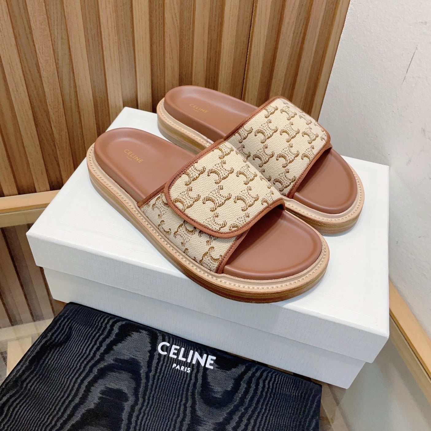 super hot pair of sandals Caramel Brown