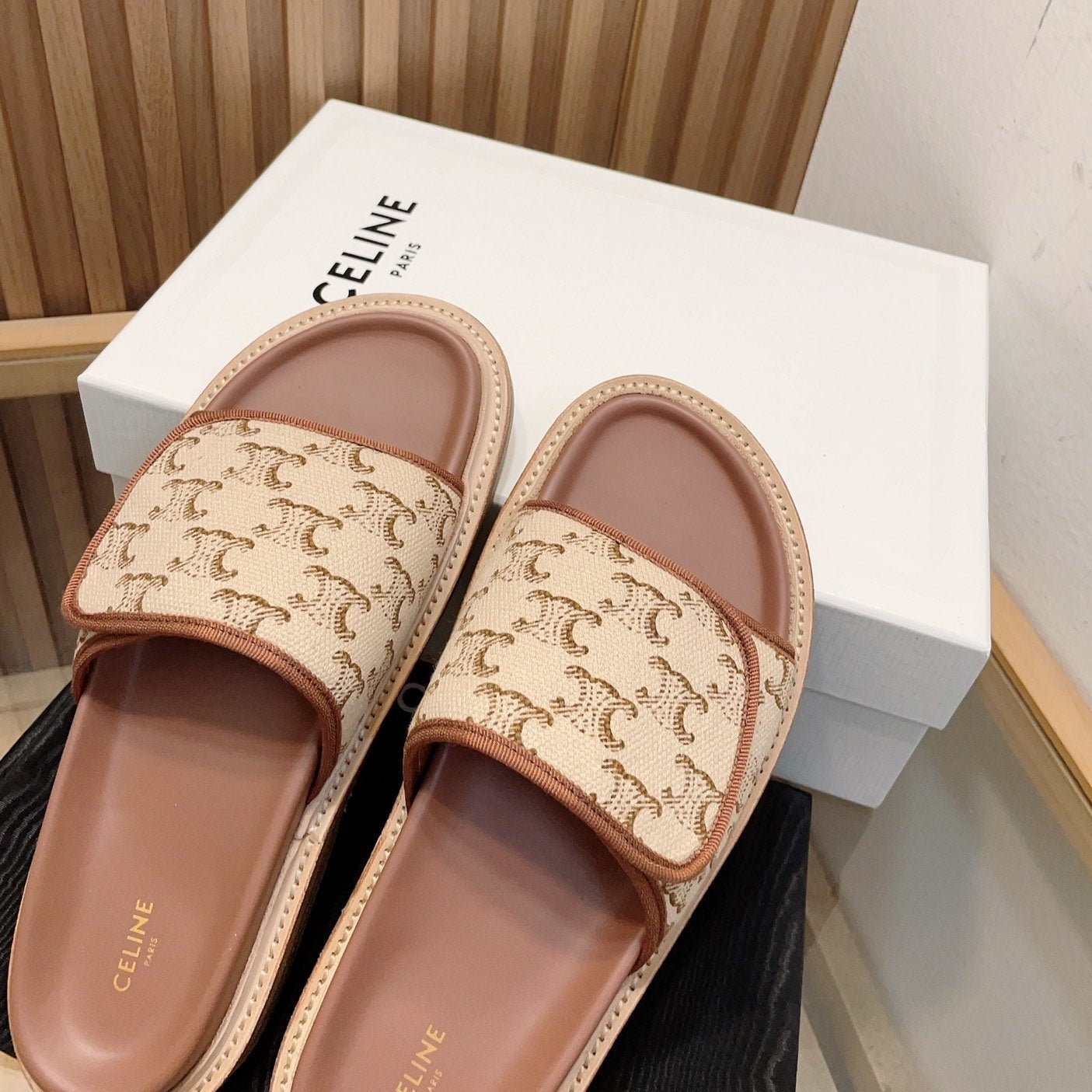 super hot pair of sandals Caramel Brown