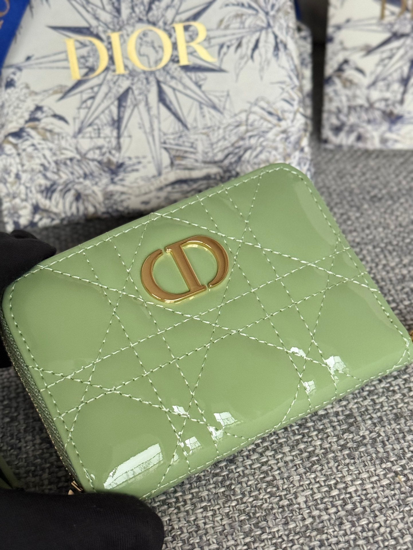 CD Logo Caro 11cm Compact Wallet Shiny Green Calfskin