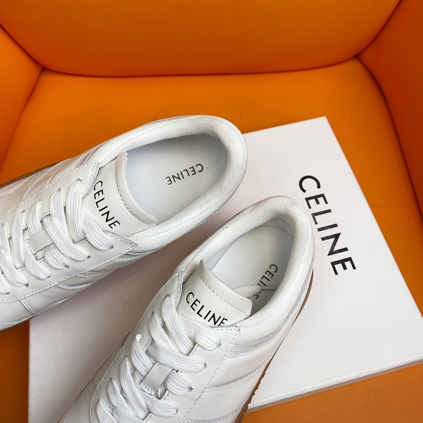 TRAINER LOW LACE-UP SNEAKER IN CALFSKIN OPTIC WHITE TAN