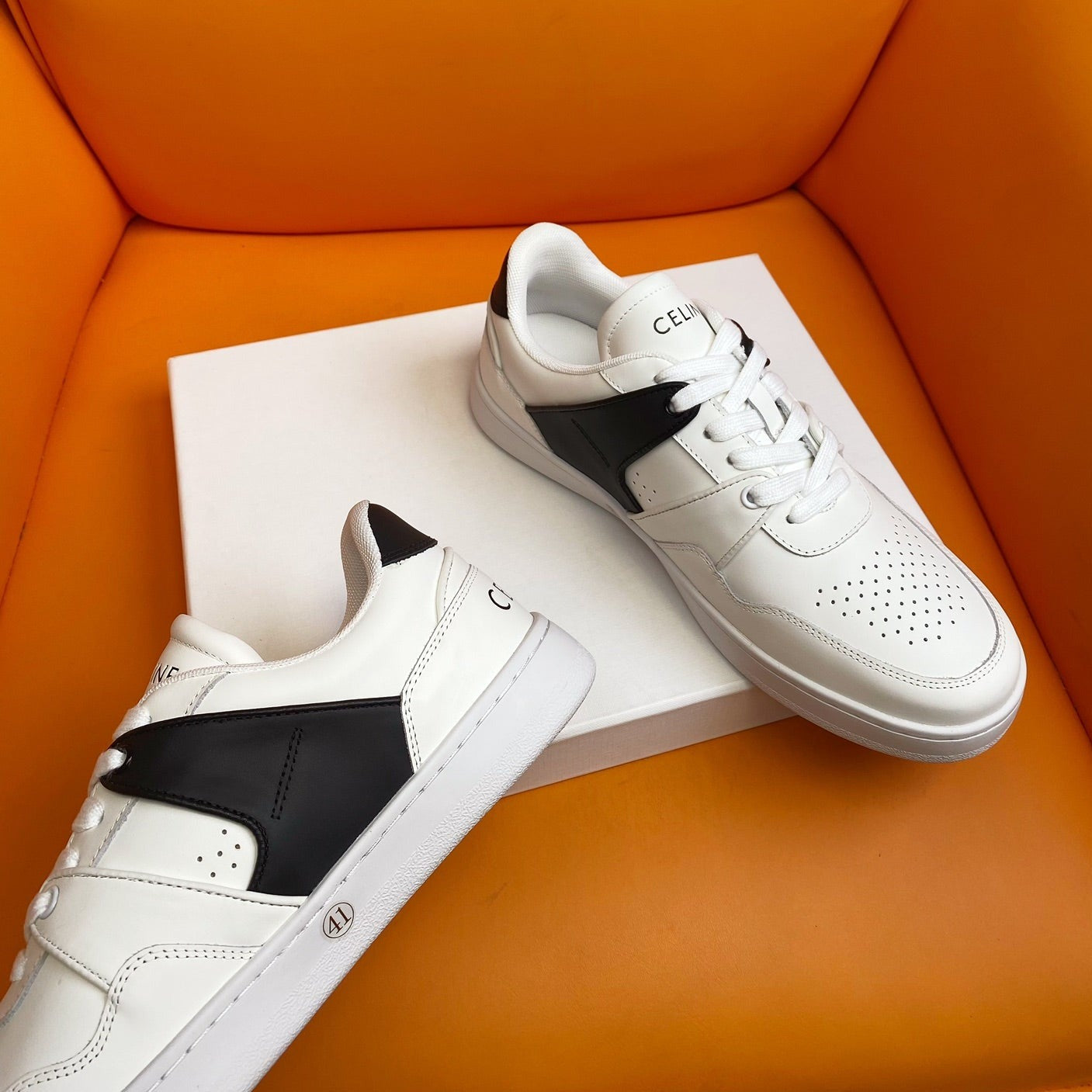 TRAINER LOW LACE-UP SNEAKER IN CALFSKIN OPTIC WHITE BLACK