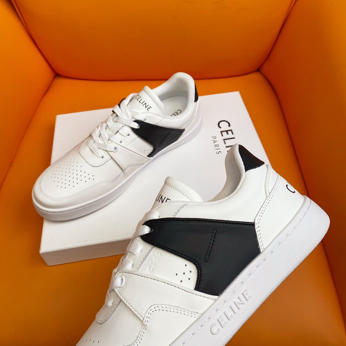 TRAINER LOW LACE-UP SNEAKER IN CALFSKIN OPTIC WHITE BLACK