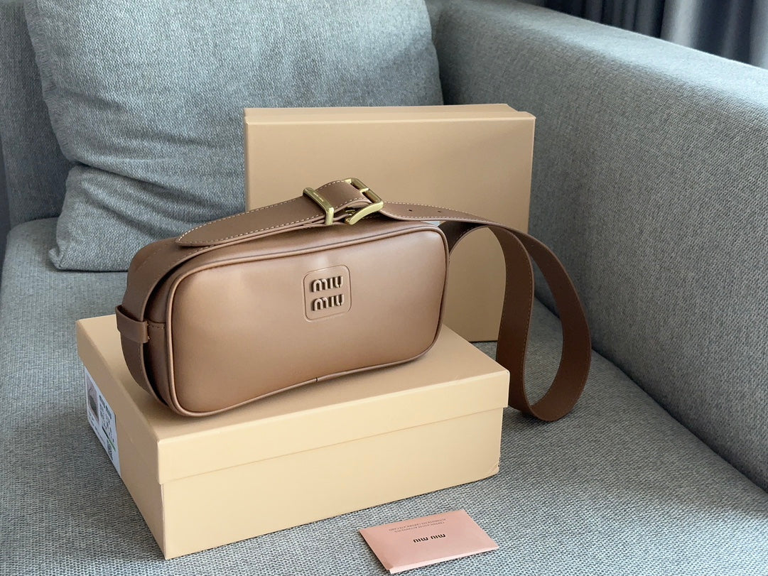 BAGUETTE 25 BAG IN CINNAMON BROWN CALFSKIN