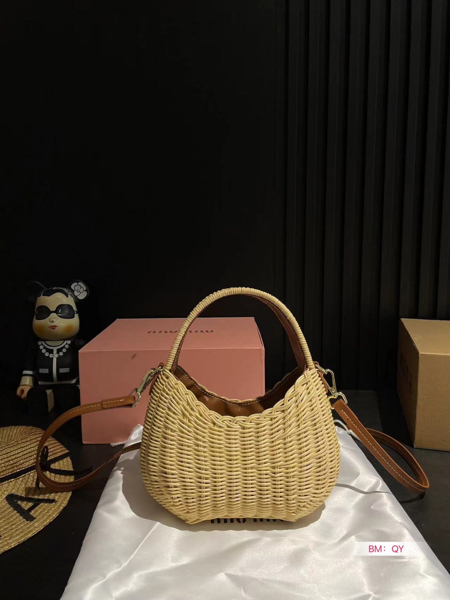 WANDER 25 WICKER BAG IN TAN/CARAMEL RATTAN