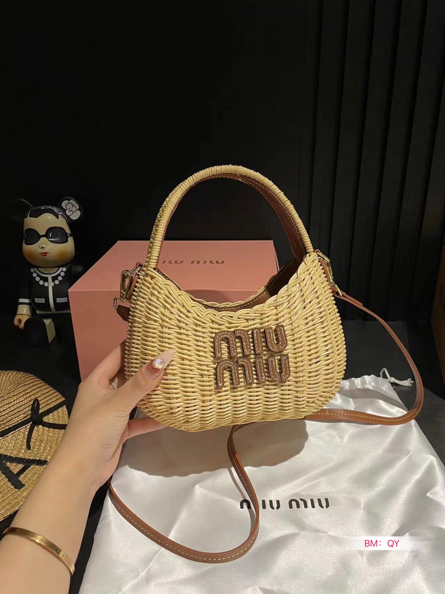 WANDER 25 WICKER BAG IN TAN/CARAMEL RATTAN