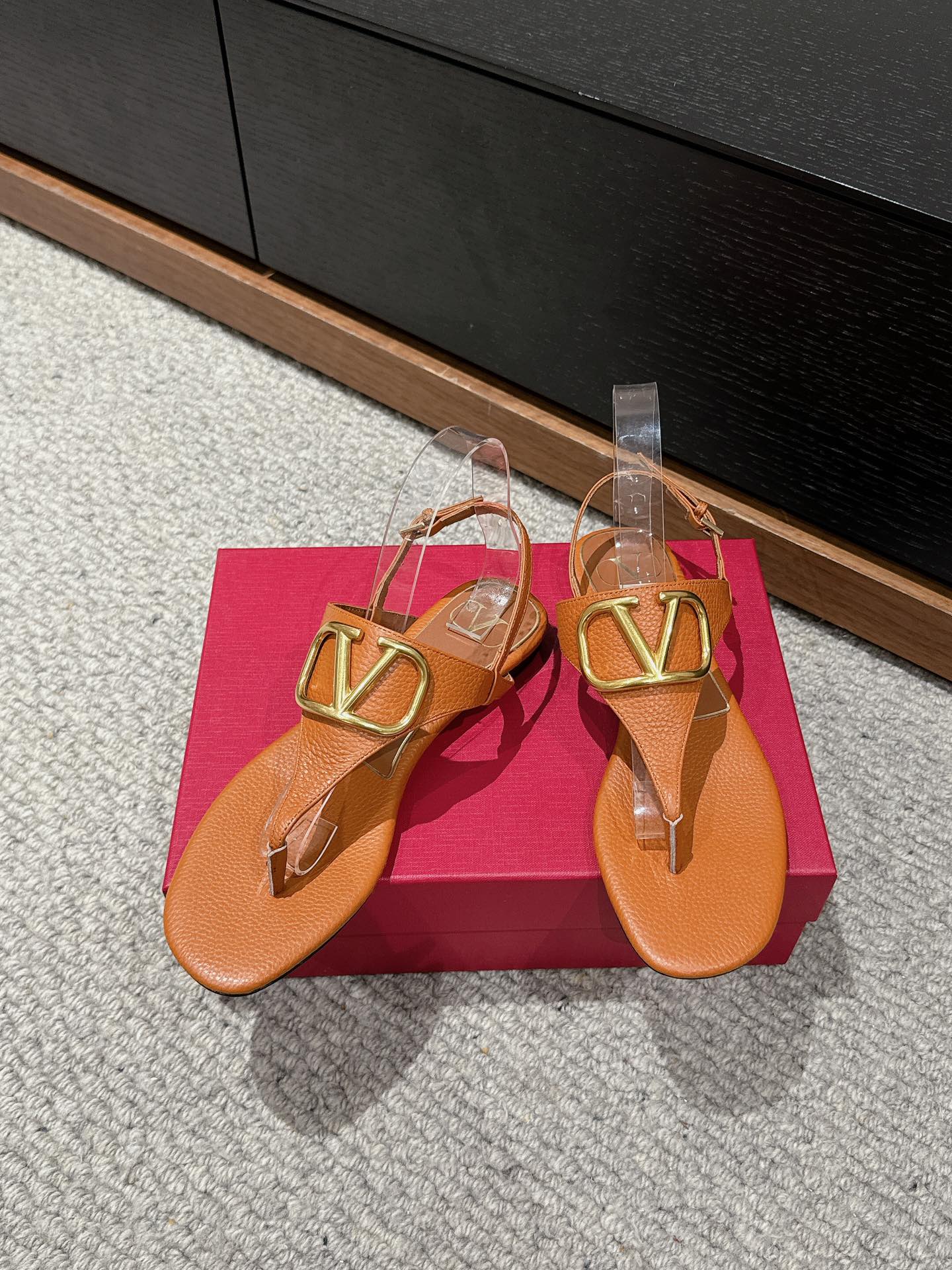 THONG SANDAL IN GINGER ORANGE CALFSKIN WITH GOLD LOGO