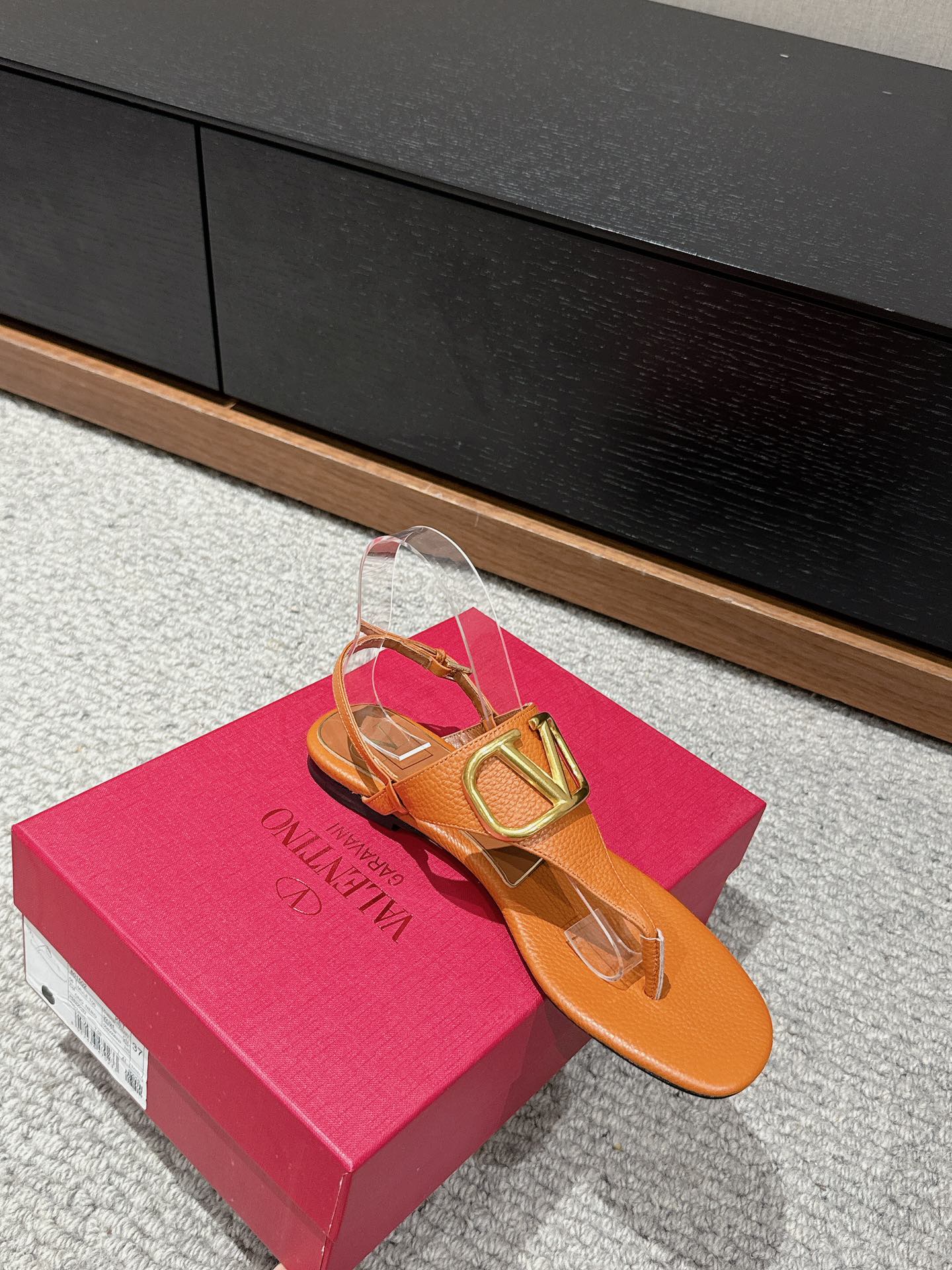 THONG SANDAL IN GINGER ORANGE CALFSKIN WITH GOLD LOGO