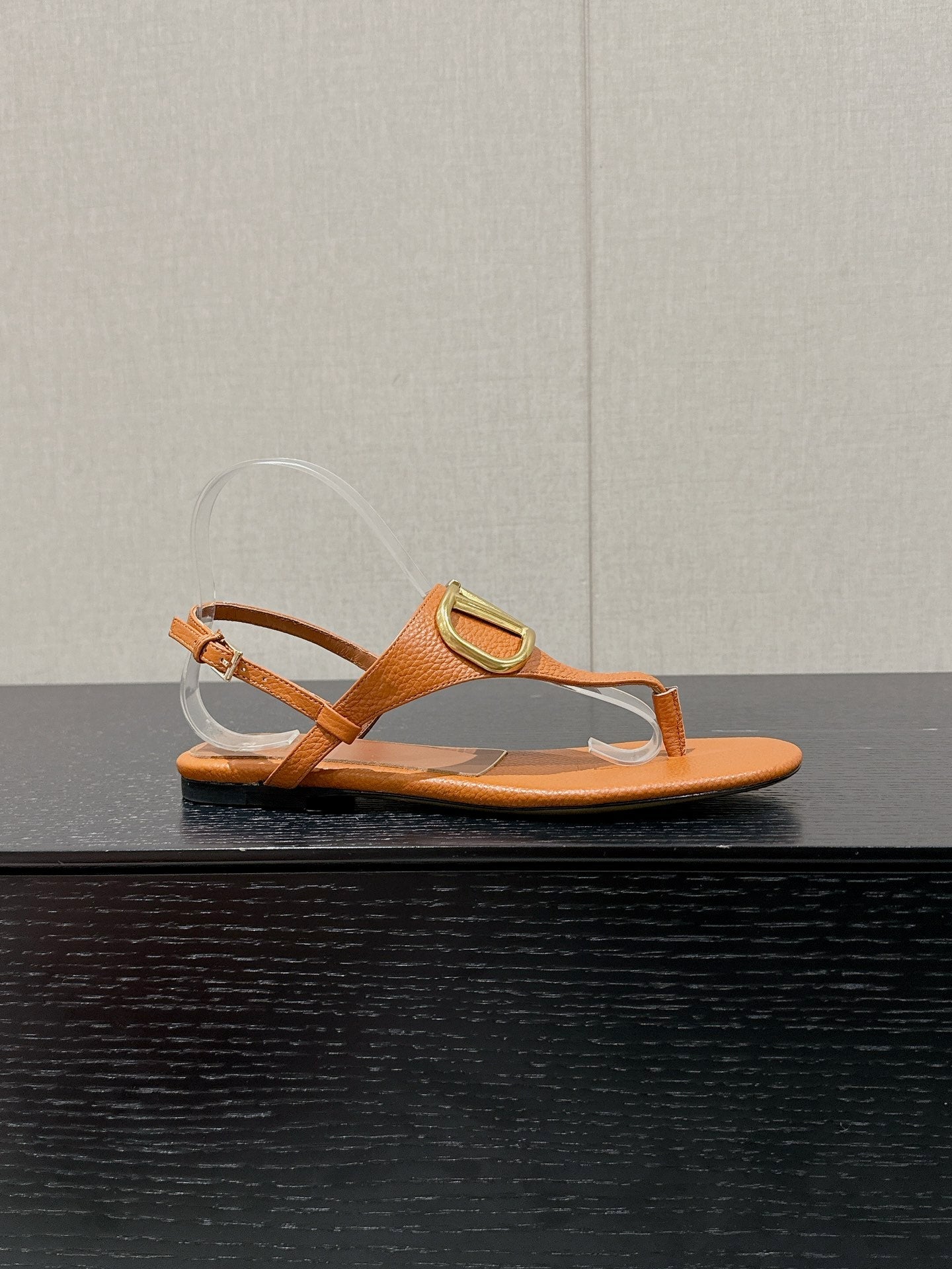 THONG SANDAL IN GINGER ORANGE CALFSKIN WITH GOLD LOGO