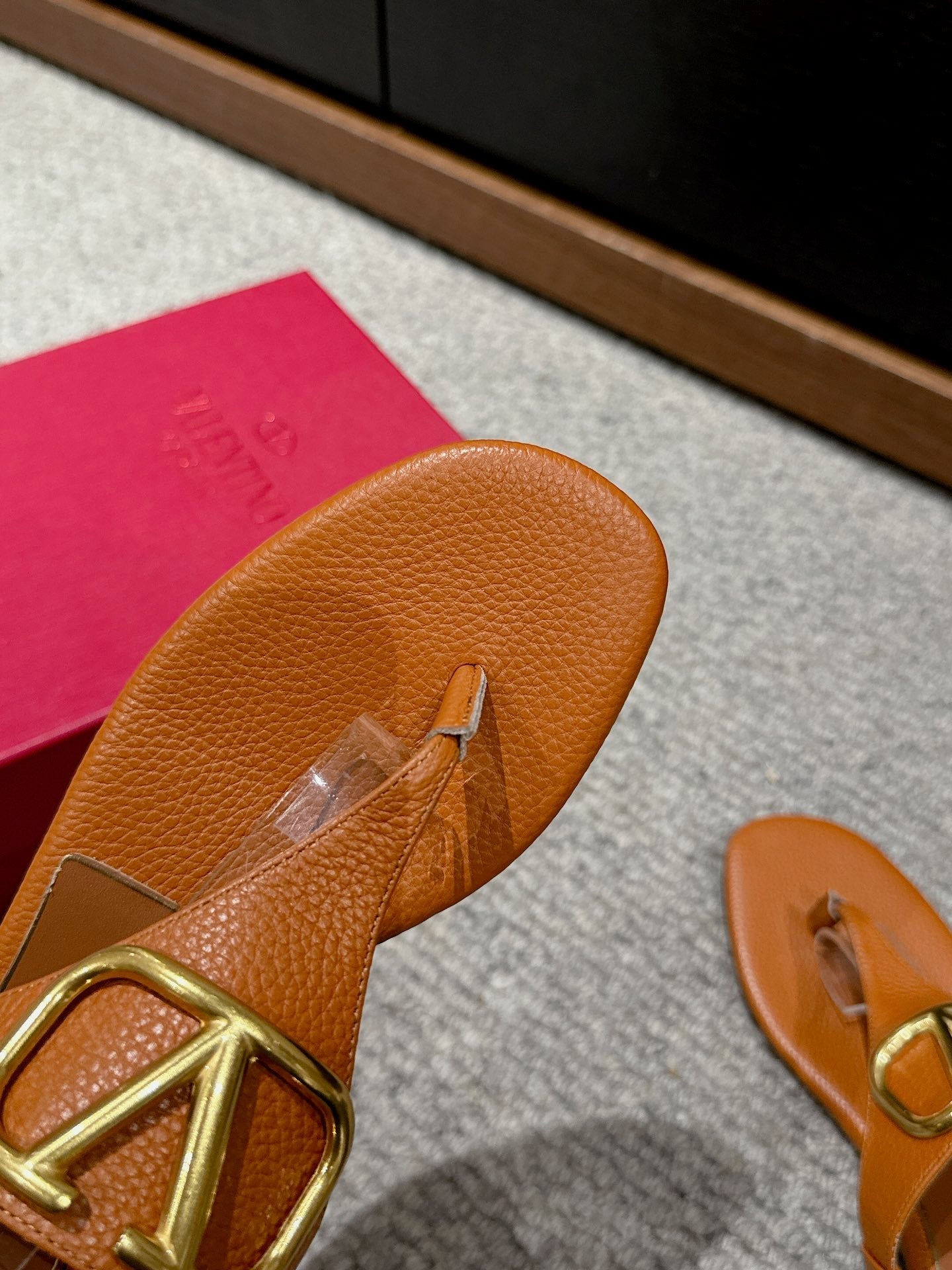 THONG SANDAL IN GINGER ORANGE CALFSKIN WITH GOLD LOGO