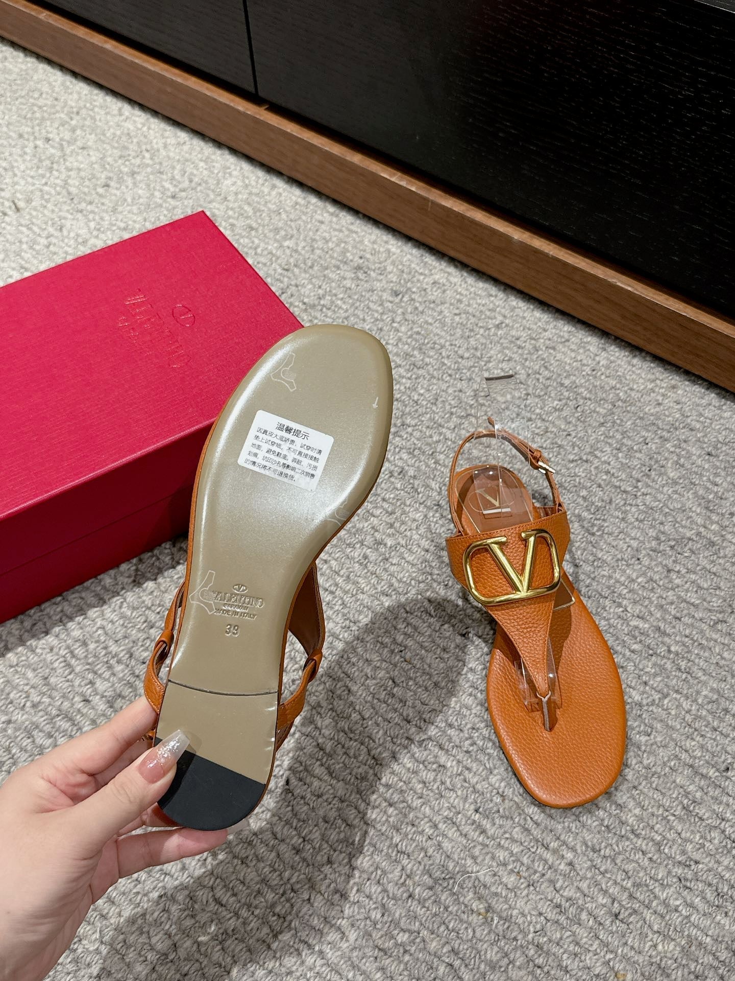 THONG SANDAL IN GINGER ORANGE CALFSKIN WITH GOLD LOGO