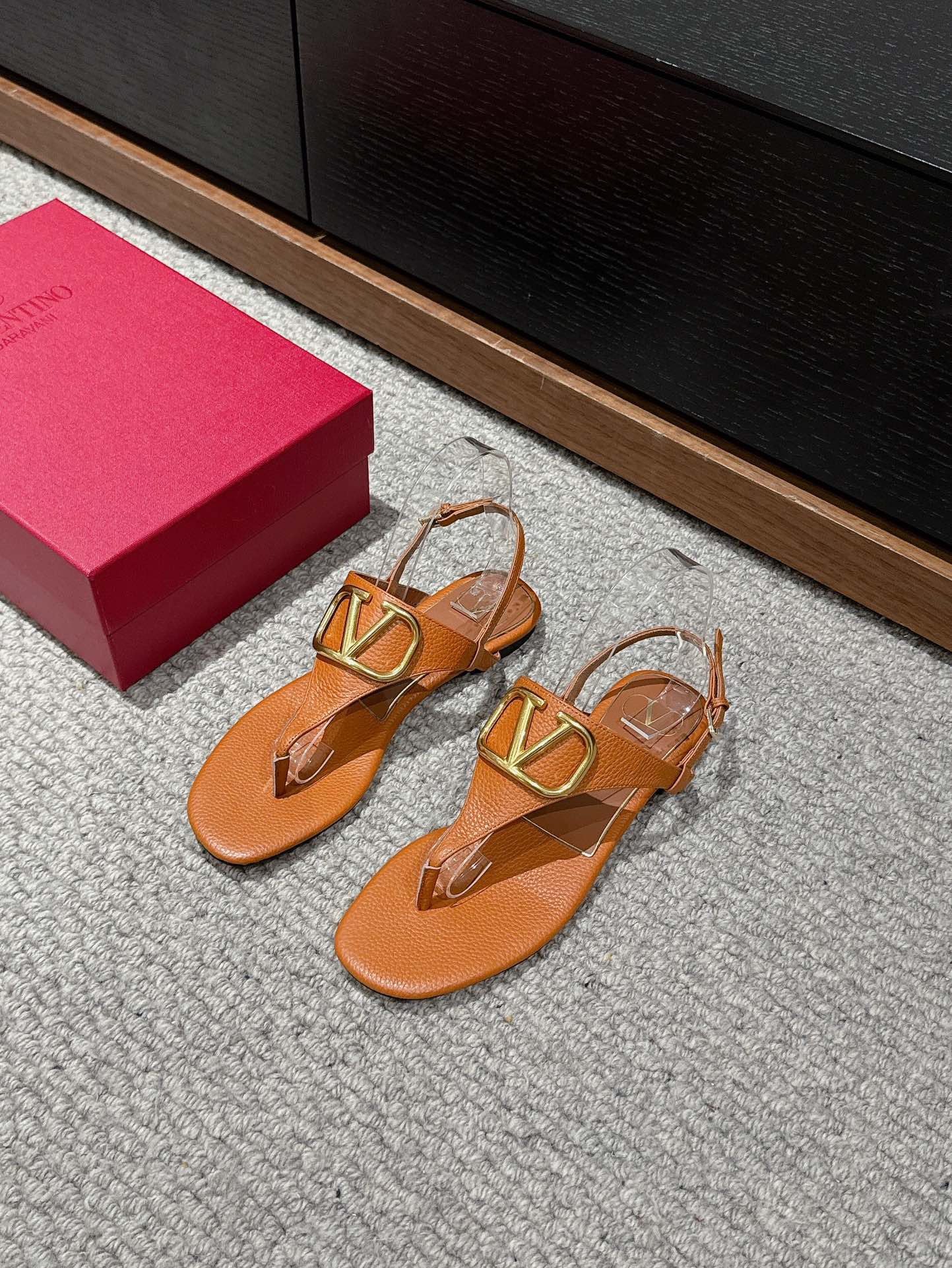 THONG SANDAL IN GINGER ORANGE CALFSKIN WITH GOLD LOGO