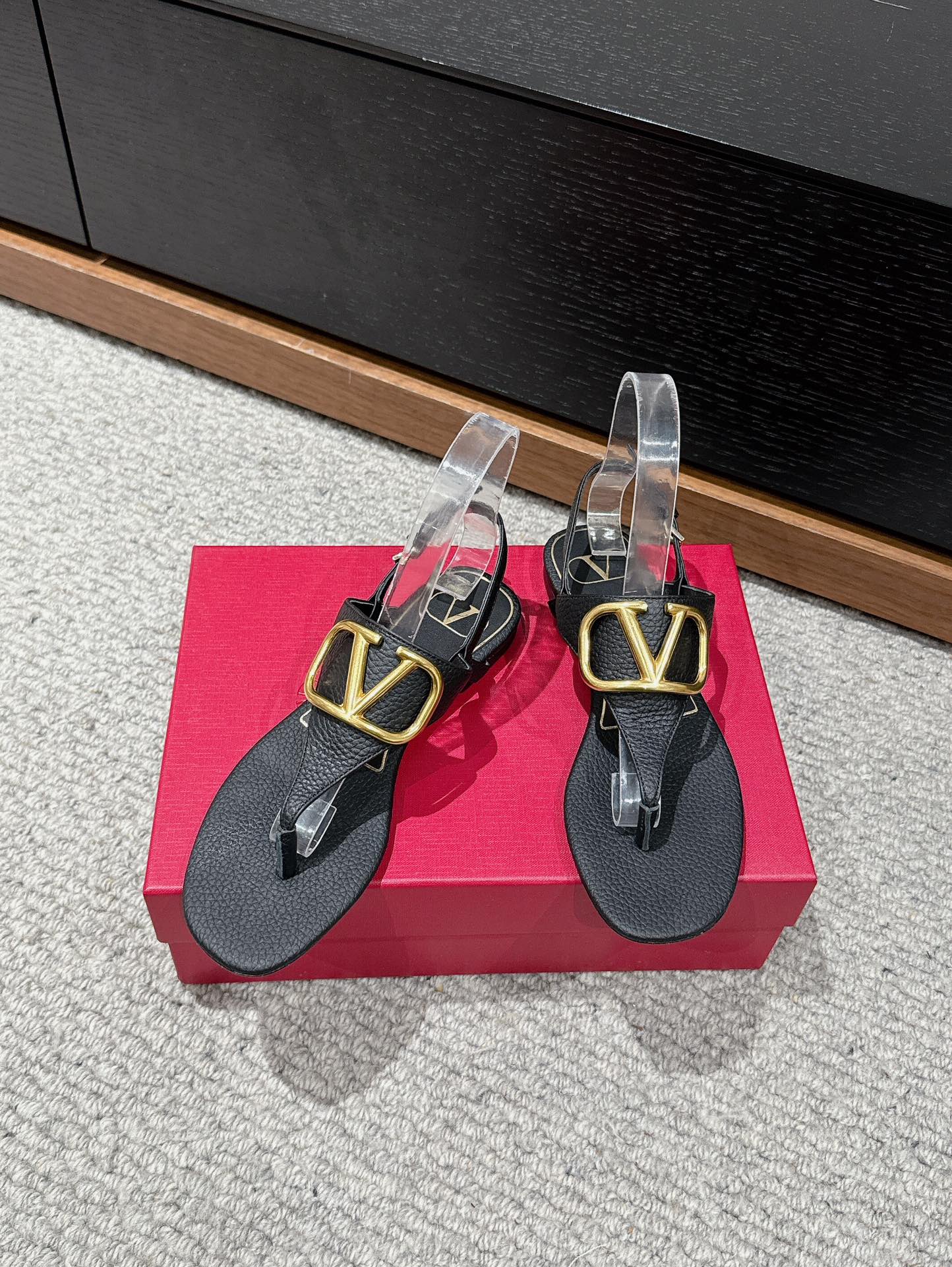 THONG SANDAL IN BLACK CALFSKIN WITH GOLD LOGO