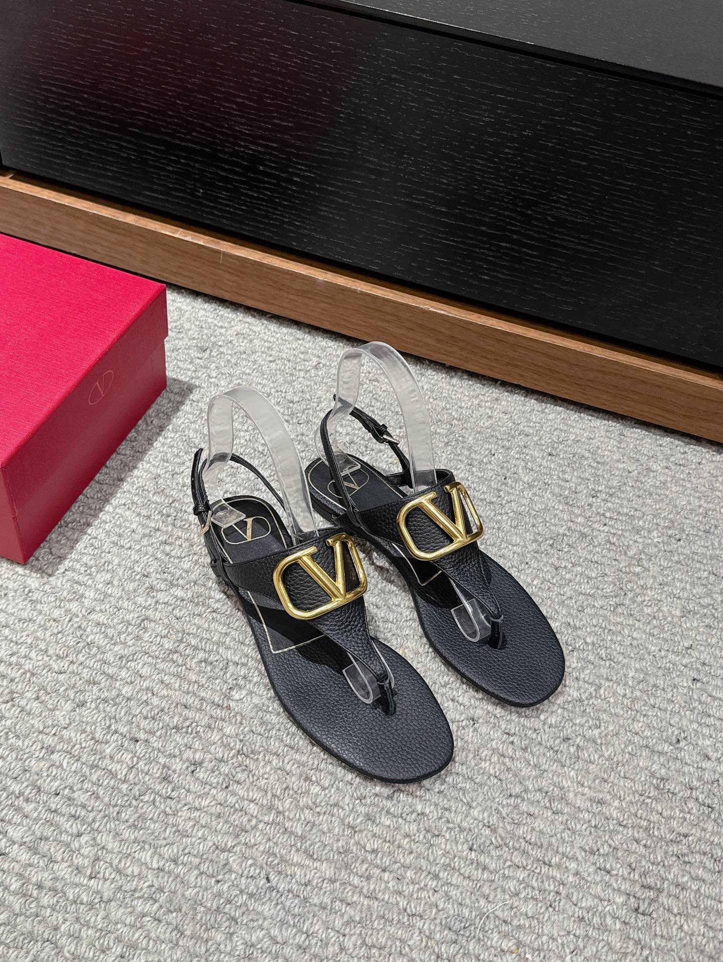 THONG SANDAL IN BLACK CALFSKIN WITH GOLD LOGO