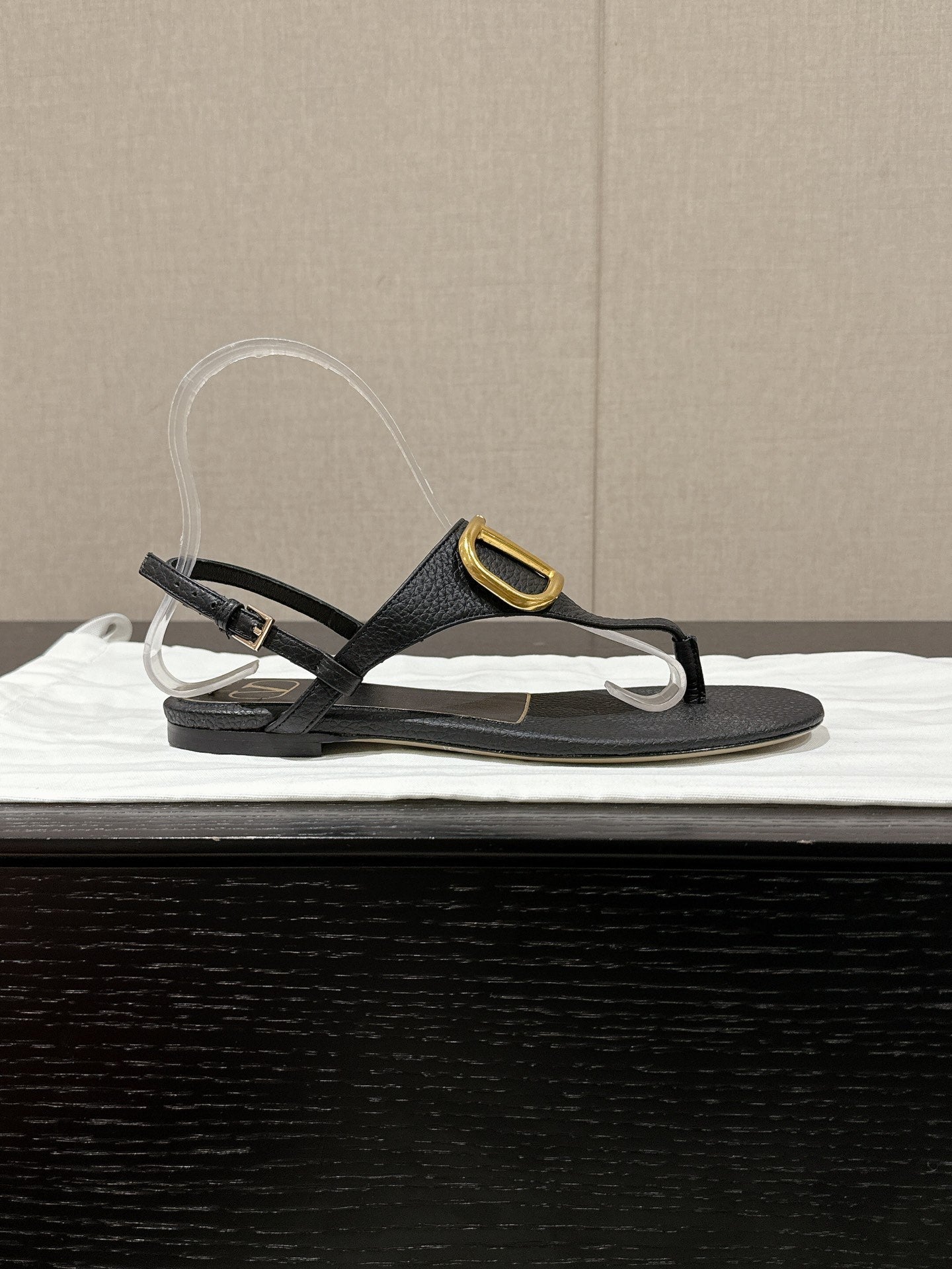 THONG SANDAL IN BLACK CALFSKIN WITH GOLD LOGO