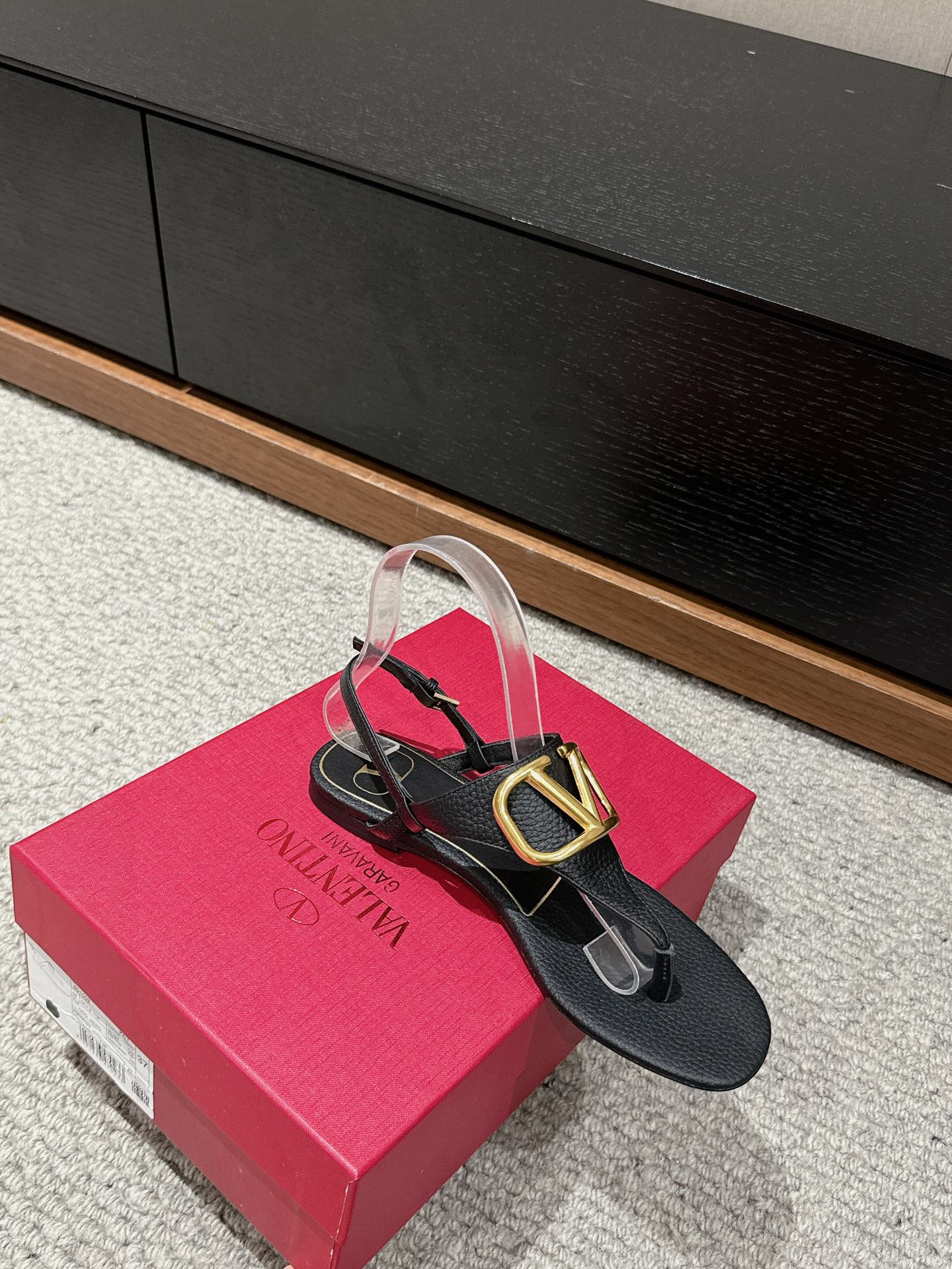 THONG SANDAL IN BLACK CALFSKIN WITH GOLD LOGO