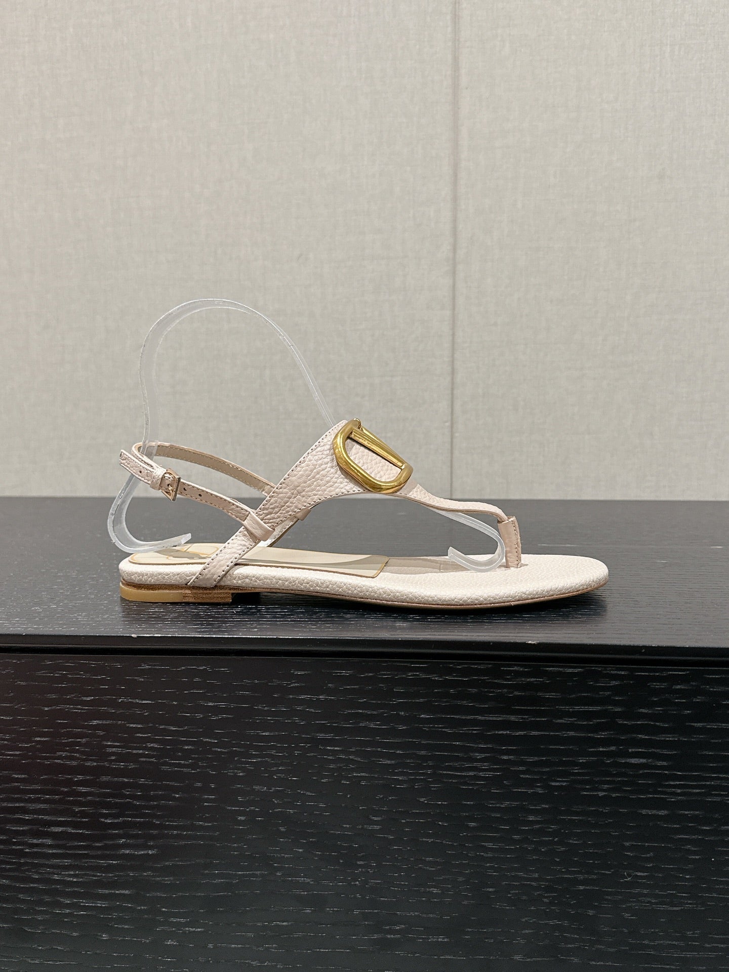 THONG SANDAL IN BEIGE CALFSKIN WITH GOLD LOGO