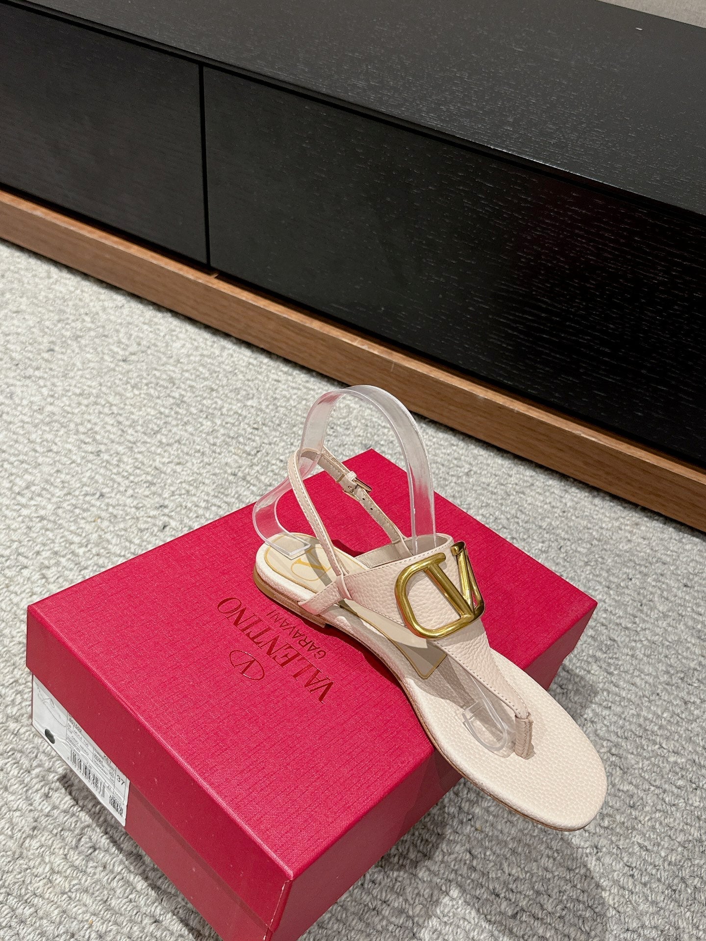 THONG SANDAL IN BEIGE CALFSKIN WITH GOLD LOGO