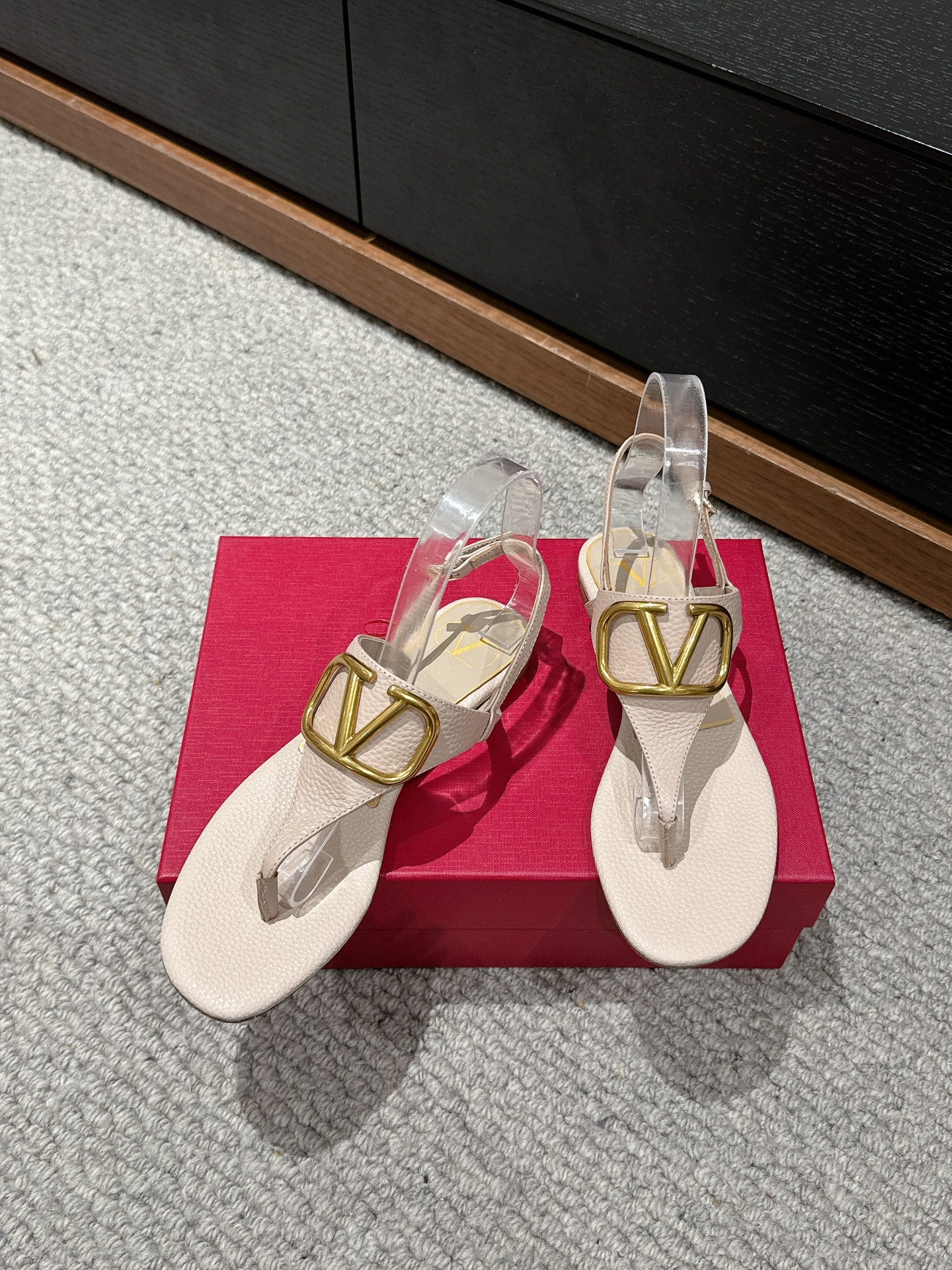 THONG SANDAL IN BEIGE CALFSKIN WITH GOLD LOGO