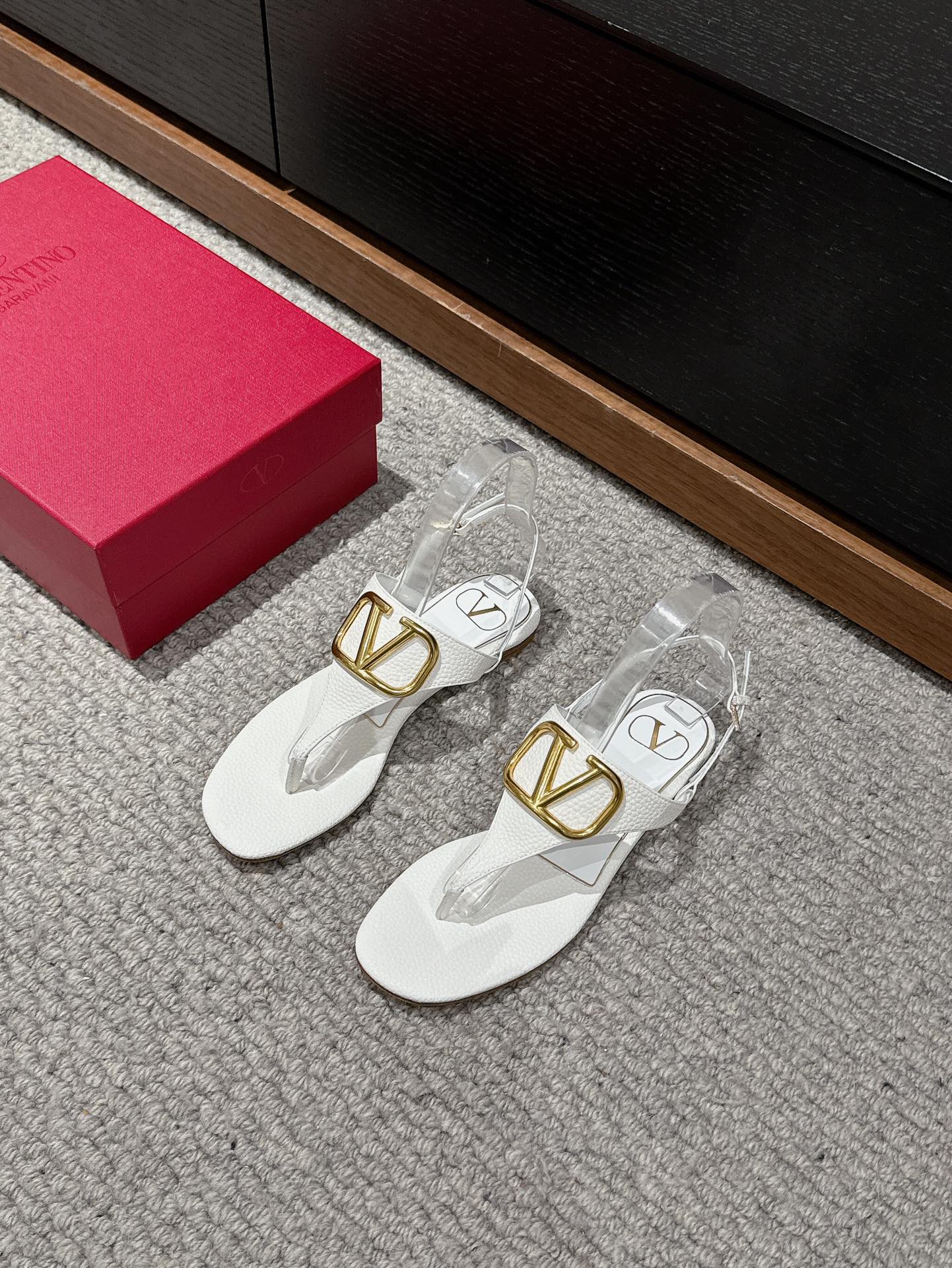 THONG SANDAL IN WHITE CALFSKIN WITH GOLD LOGO