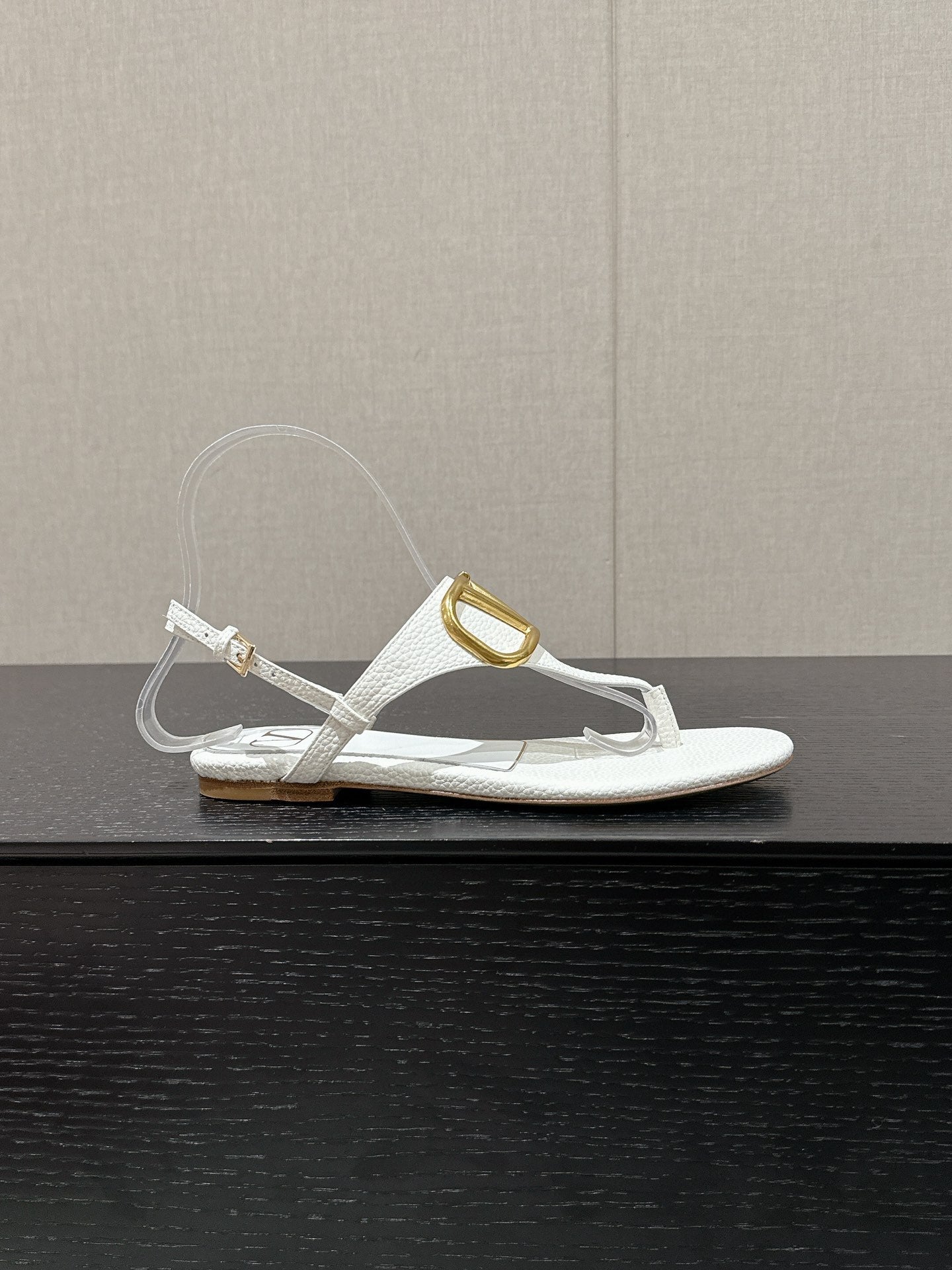 THONG SANDAL IN WHITE CALFSKIN WITH GOLD LOGO