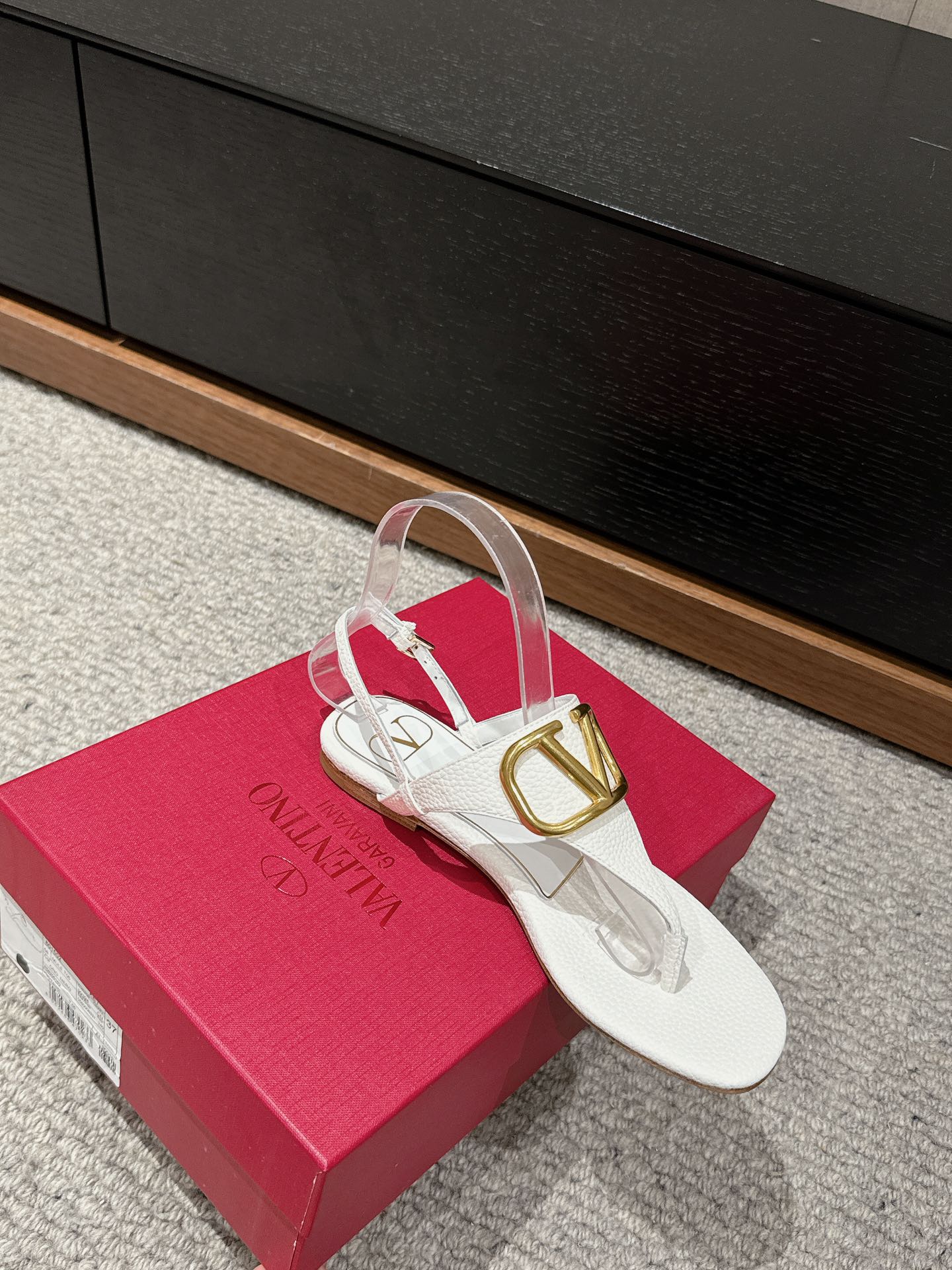 THONG SANDAL IN WHITE CALFSKIN WITH GOLD LOGO