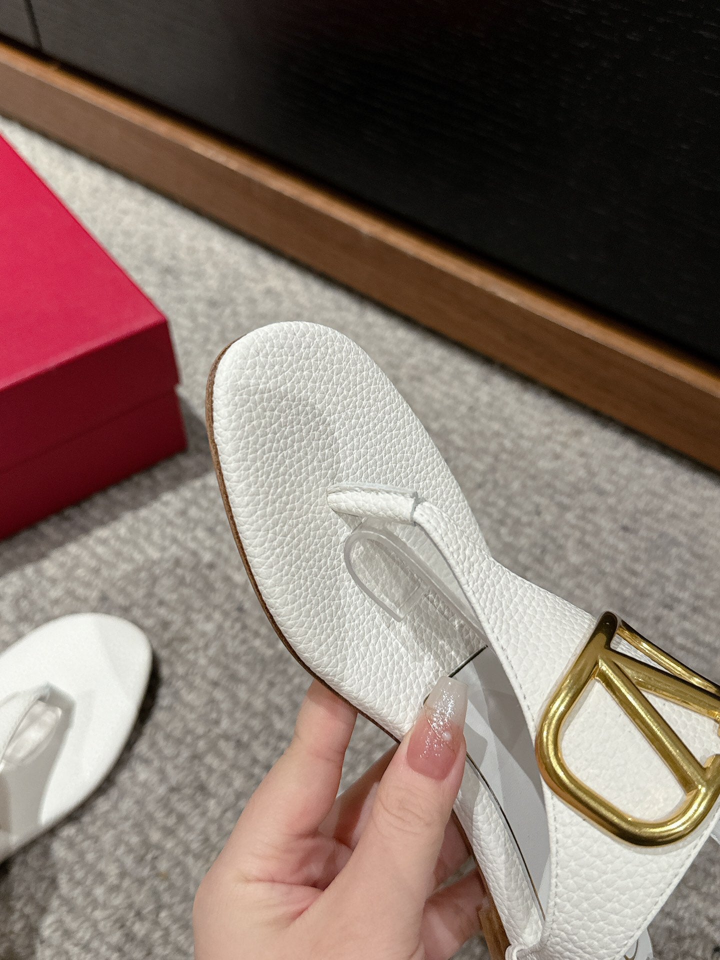 THONG SANDAL IN WHITE CALFSKIN WITH GOLD LOGO