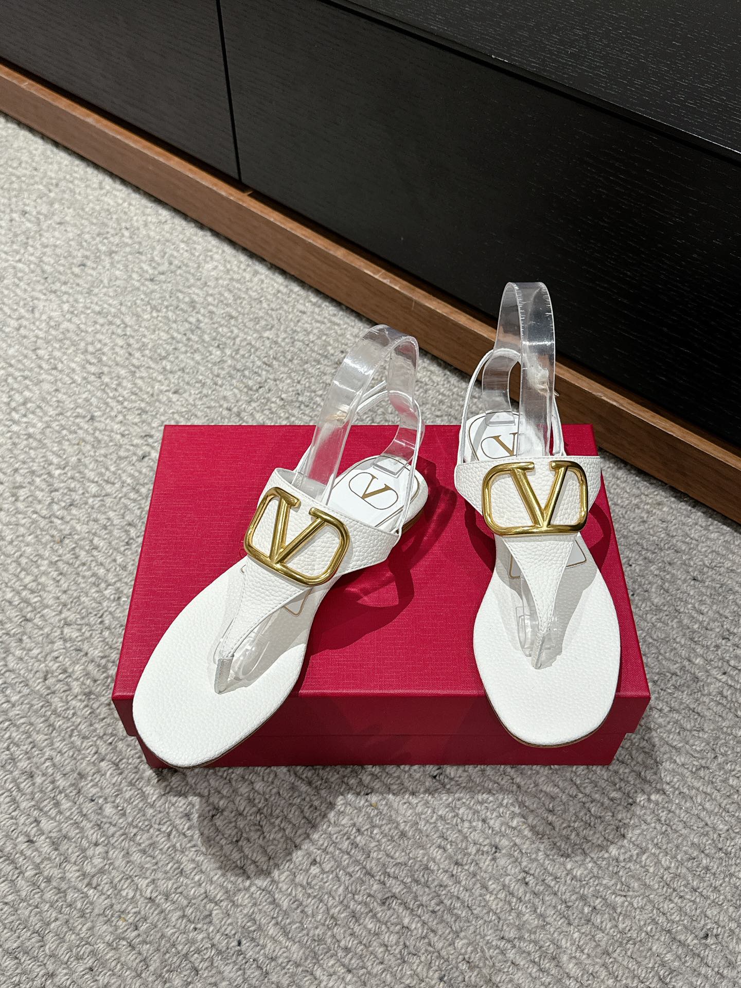 THONG SANDAL IN WHITE CALFSKIN WITH GOLD LOGO