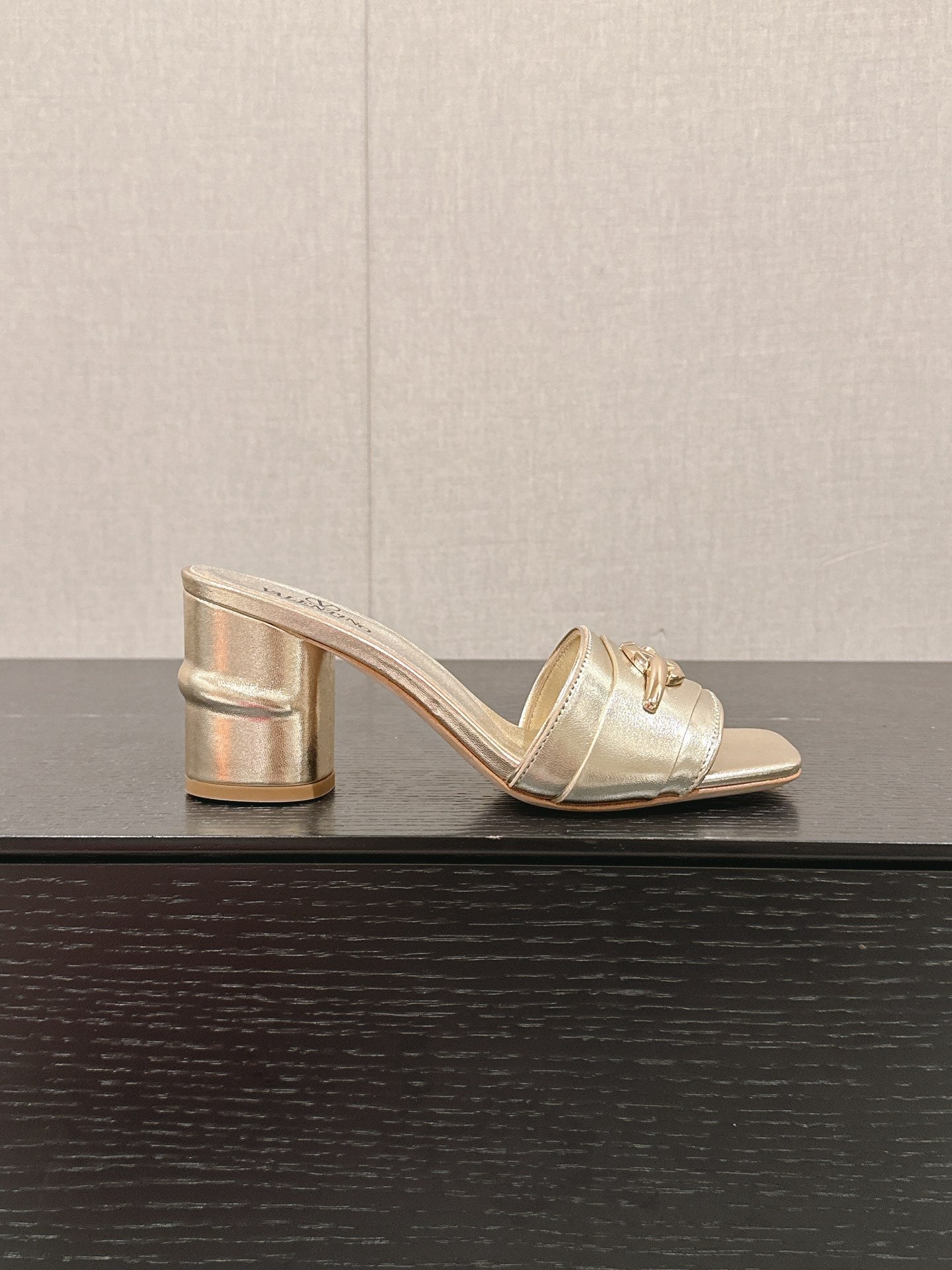 VLOGO SIGNATURE SLIDE SANDAL 60MM IN GOLD CALFSKIN