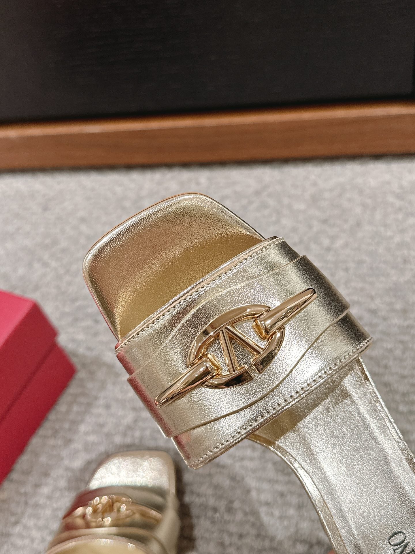 VLOGO SIGNATURE SLIDE SANDAL 60MM IN GOLD CALFSKIN