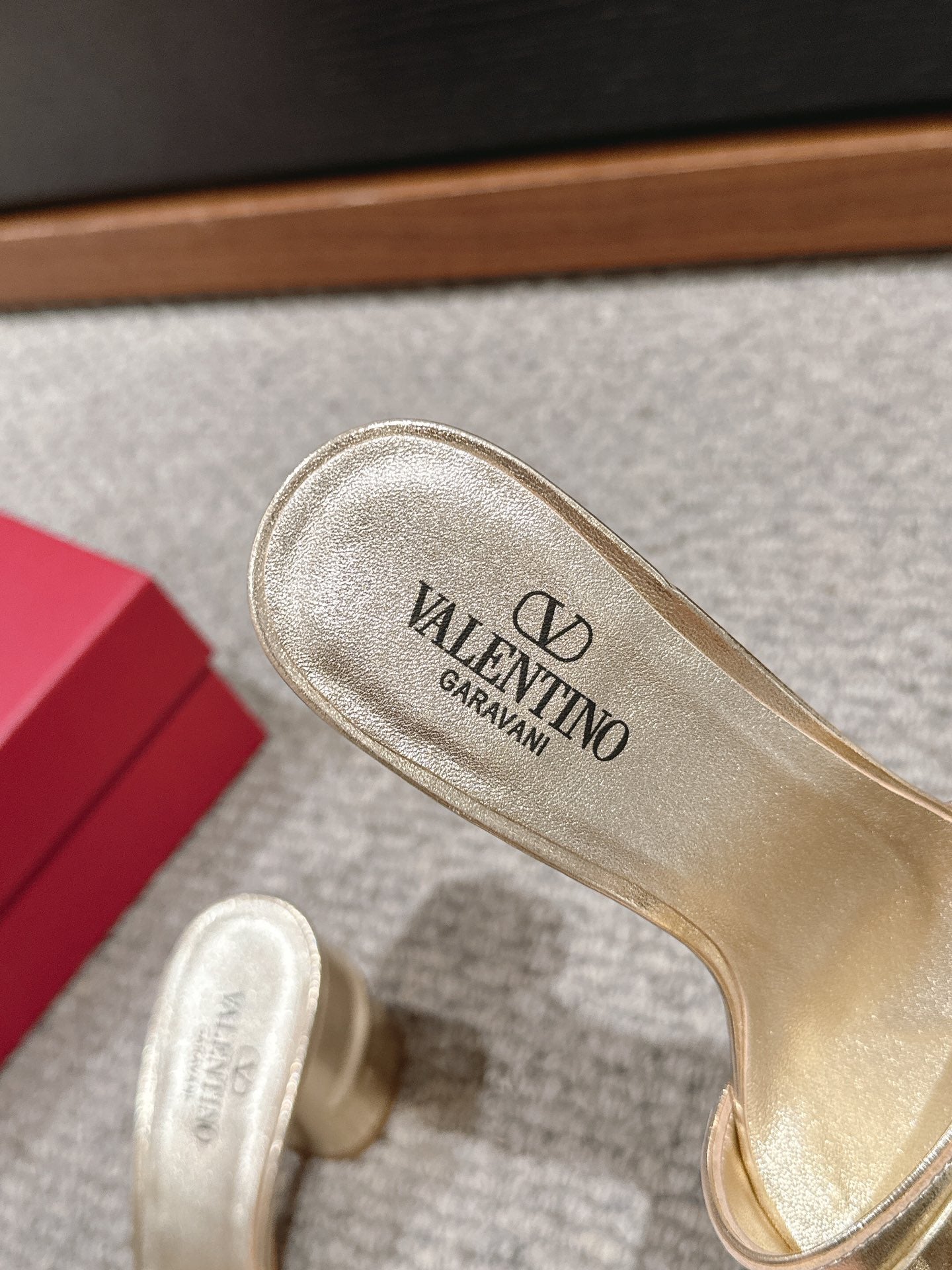 VLOGO SIGNATURE SLIDE SANDAL 60MM IN GOLD CALFSKIN