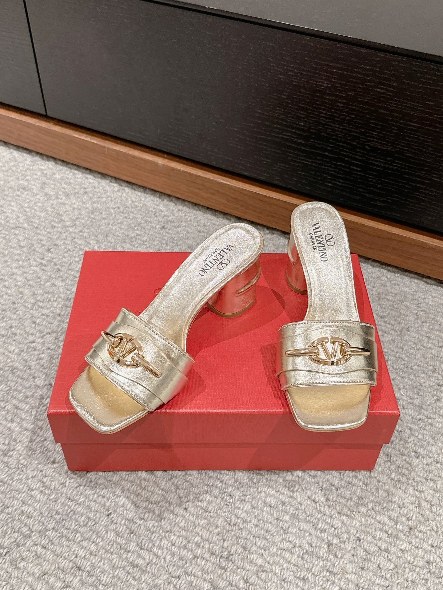 VLOGO SIGNATURE SLIDE SANDAL 60MM IN GOLD CALFSKIN