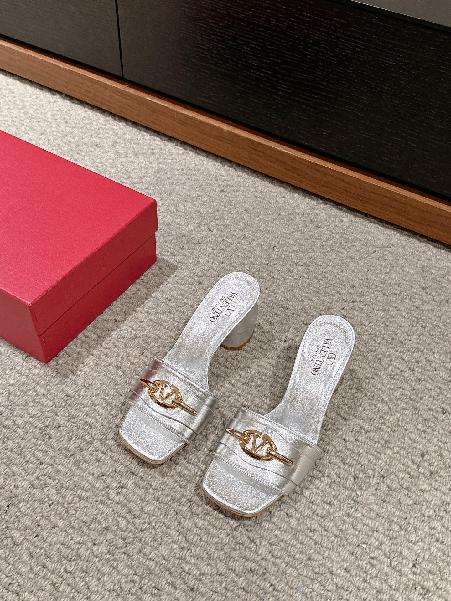 VLOGO SIGNATURE SLIDE SANDAL 60MM IN SILVER CALFSKIN