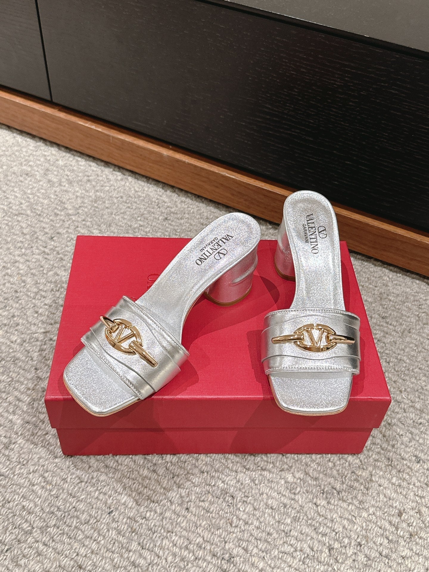 VLOGO SIGNATURE SLIDE SANDAL 60MM IN SILVER CALFSKIN