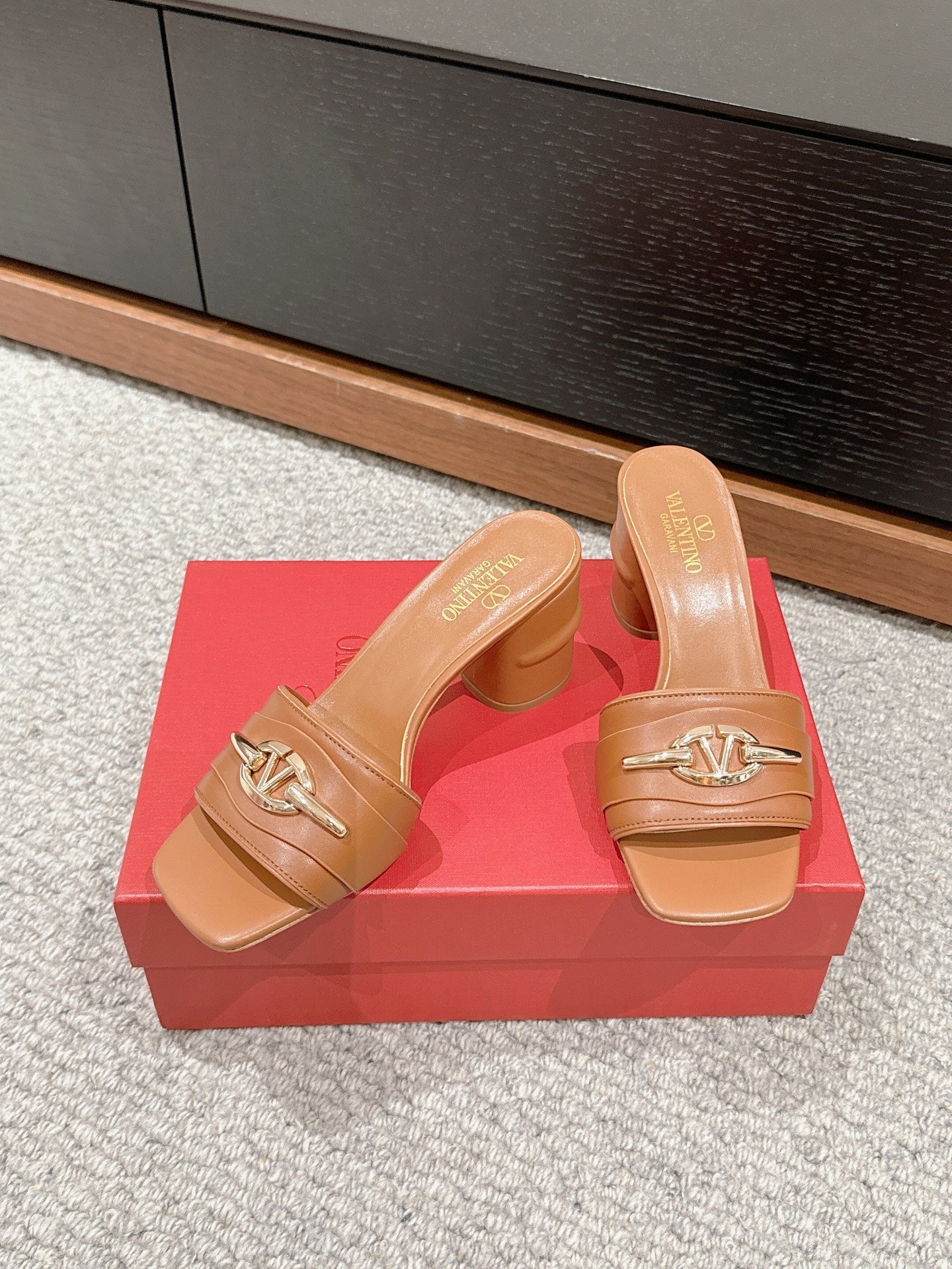 VLOGO SIGNATURE SLIDE SANDAL 60MM IN BRONZE BROWN CALFSKIN