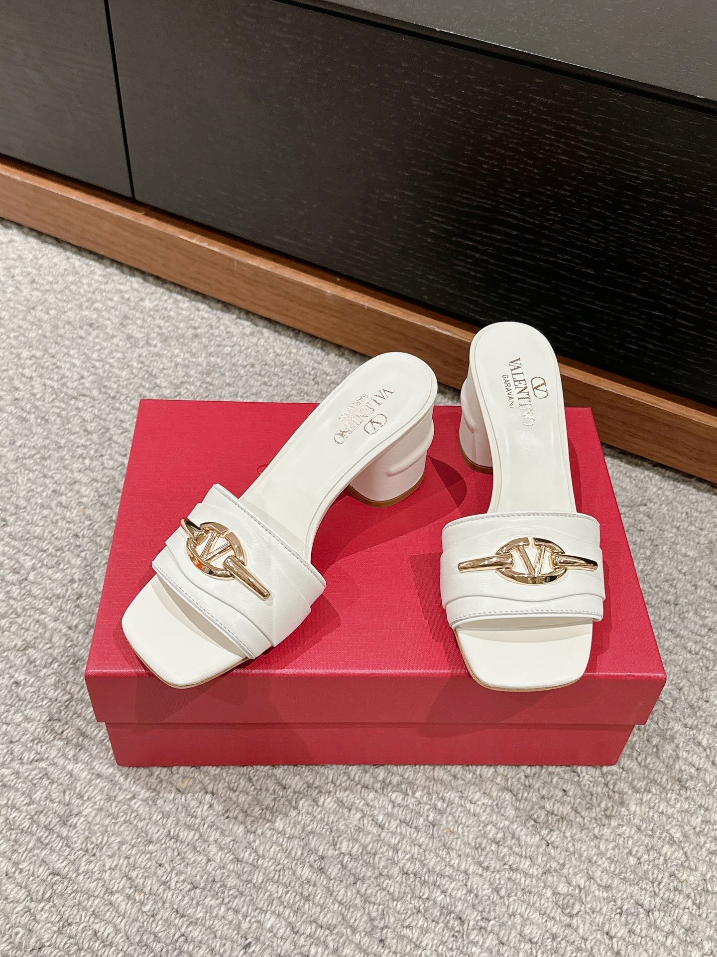 VLOGO SIGNATURE SLIDE SANDAL 60MM IN WHITE CALFSKIN