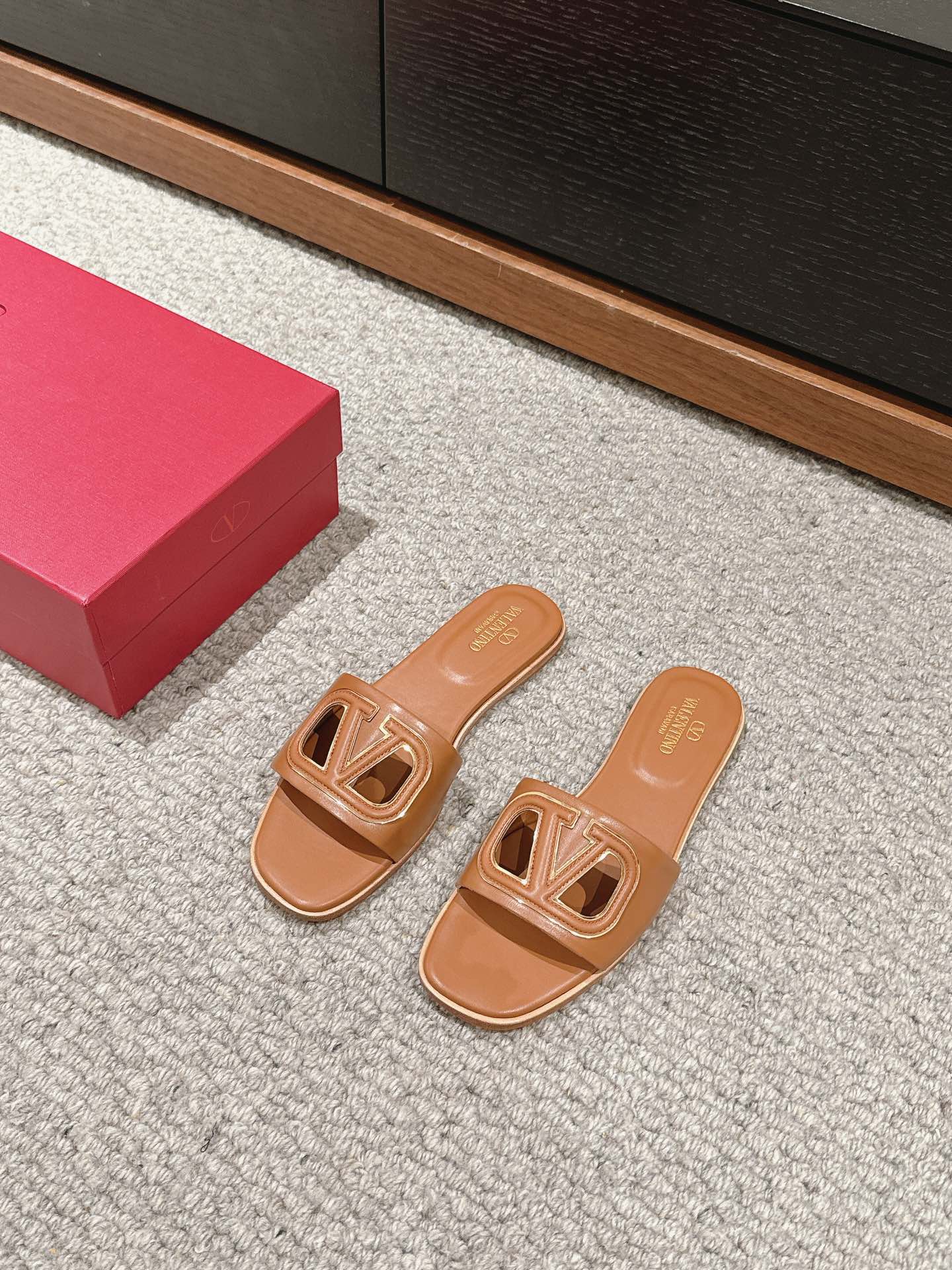 VLOGO CUT-OUT BRONZE BROWN CALFSKIN SLIDE SANDAL