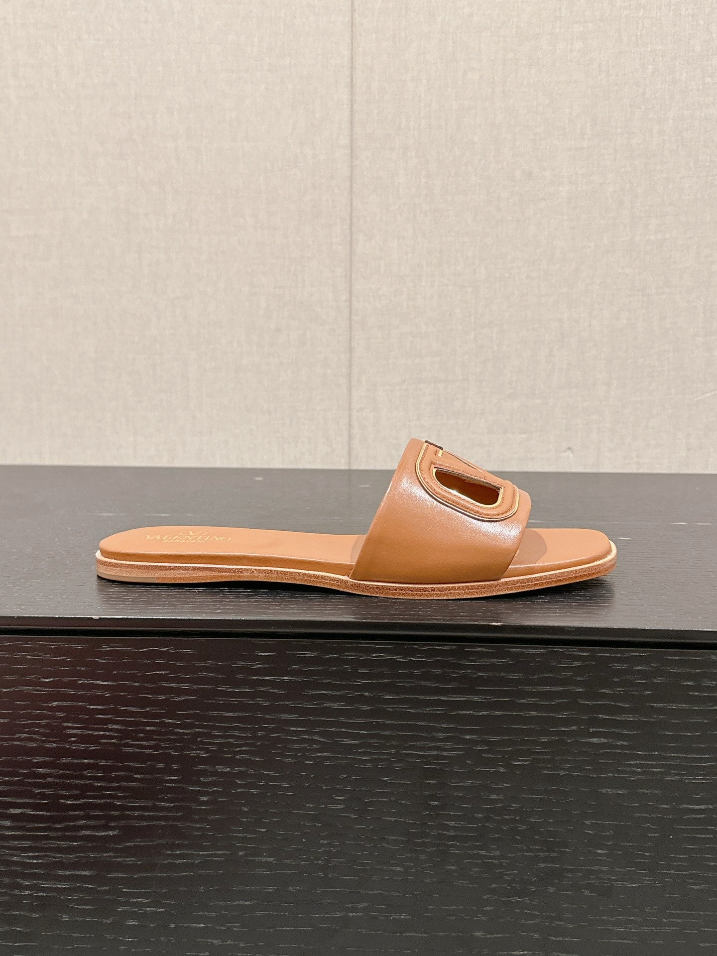 VLOGO CUT-OUT BRONZE BROWN CALFSKIN SLIDE SANDAL