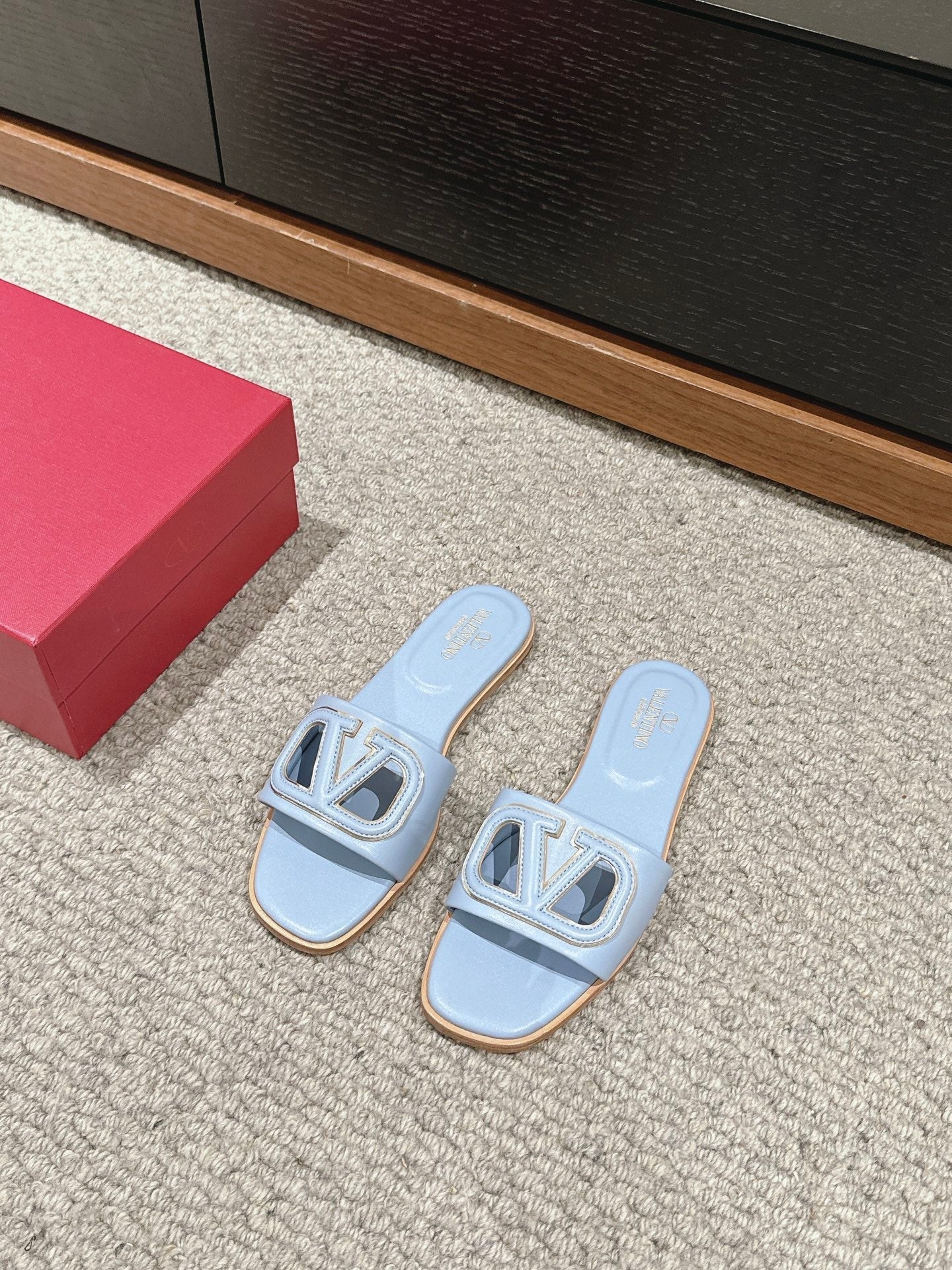 VLOGO CUT-OUT LIGHT BLUE CALFSKIN SLIDE SANDAL