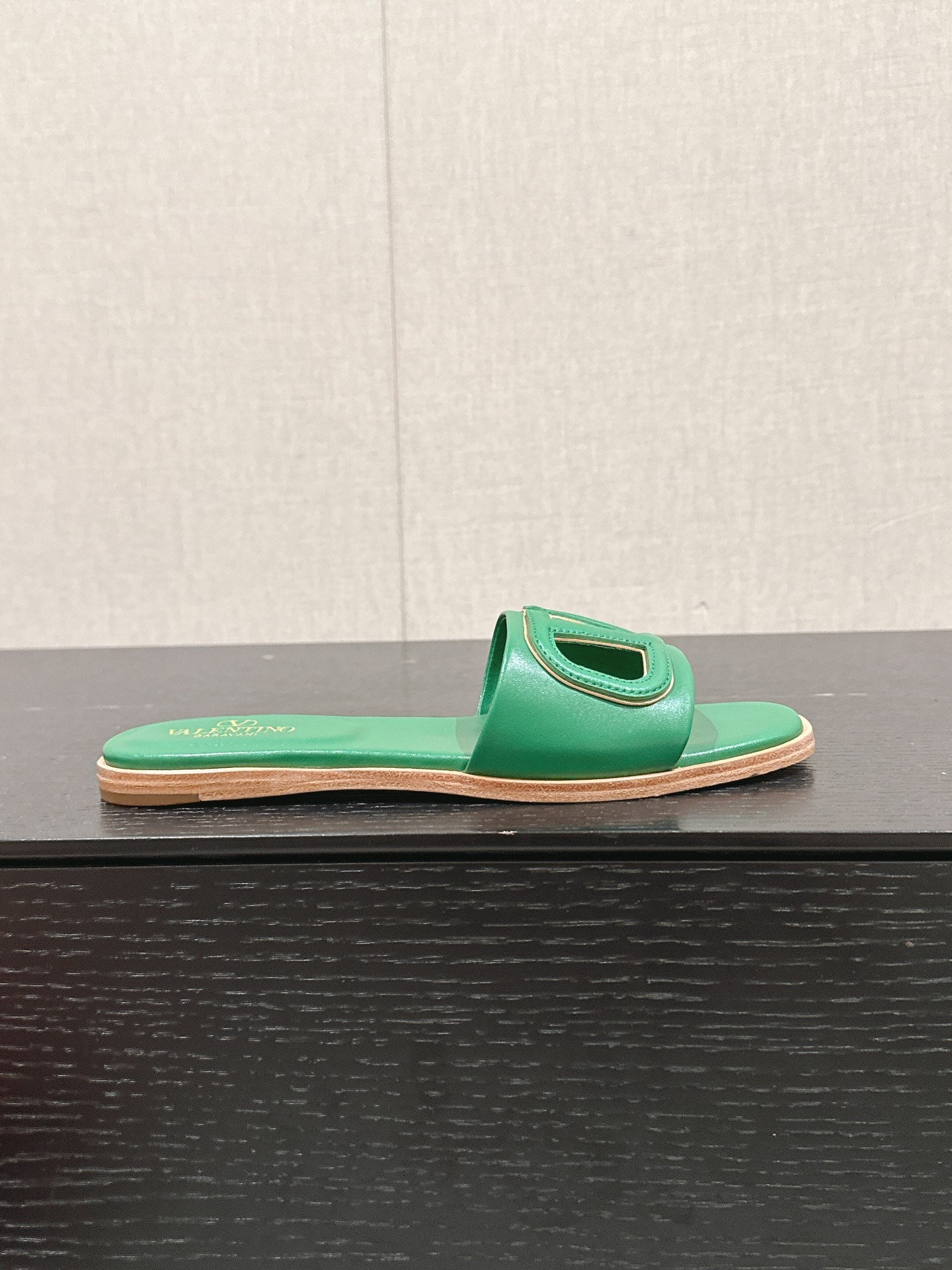 VLOGO CUT-OUT EMERALD GREEN CALFSKIN SLIDE SANDAL