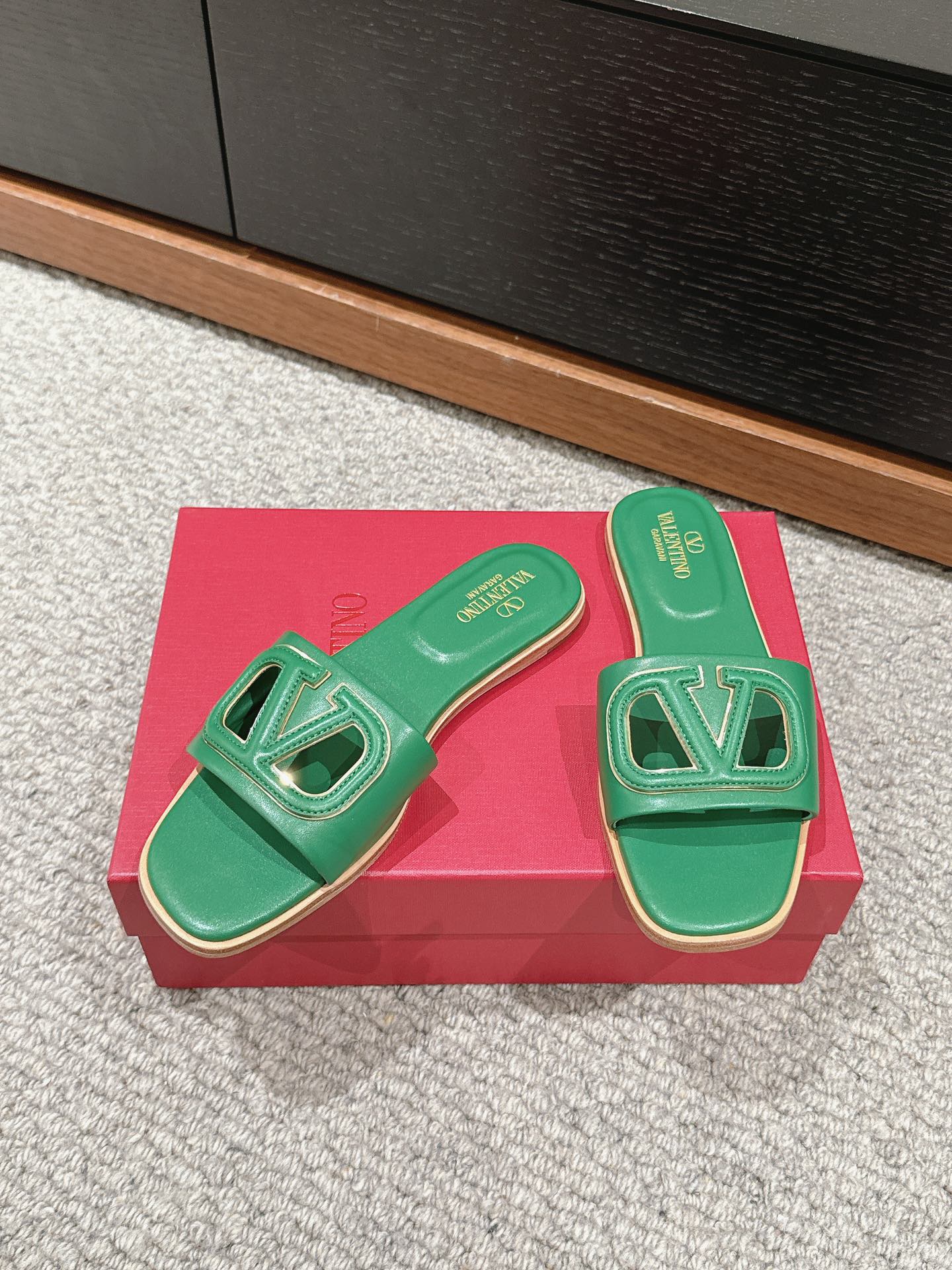 VLOGO CUT-OUT EMERALD GREEN CALFSKIN SLIDE SANDAL